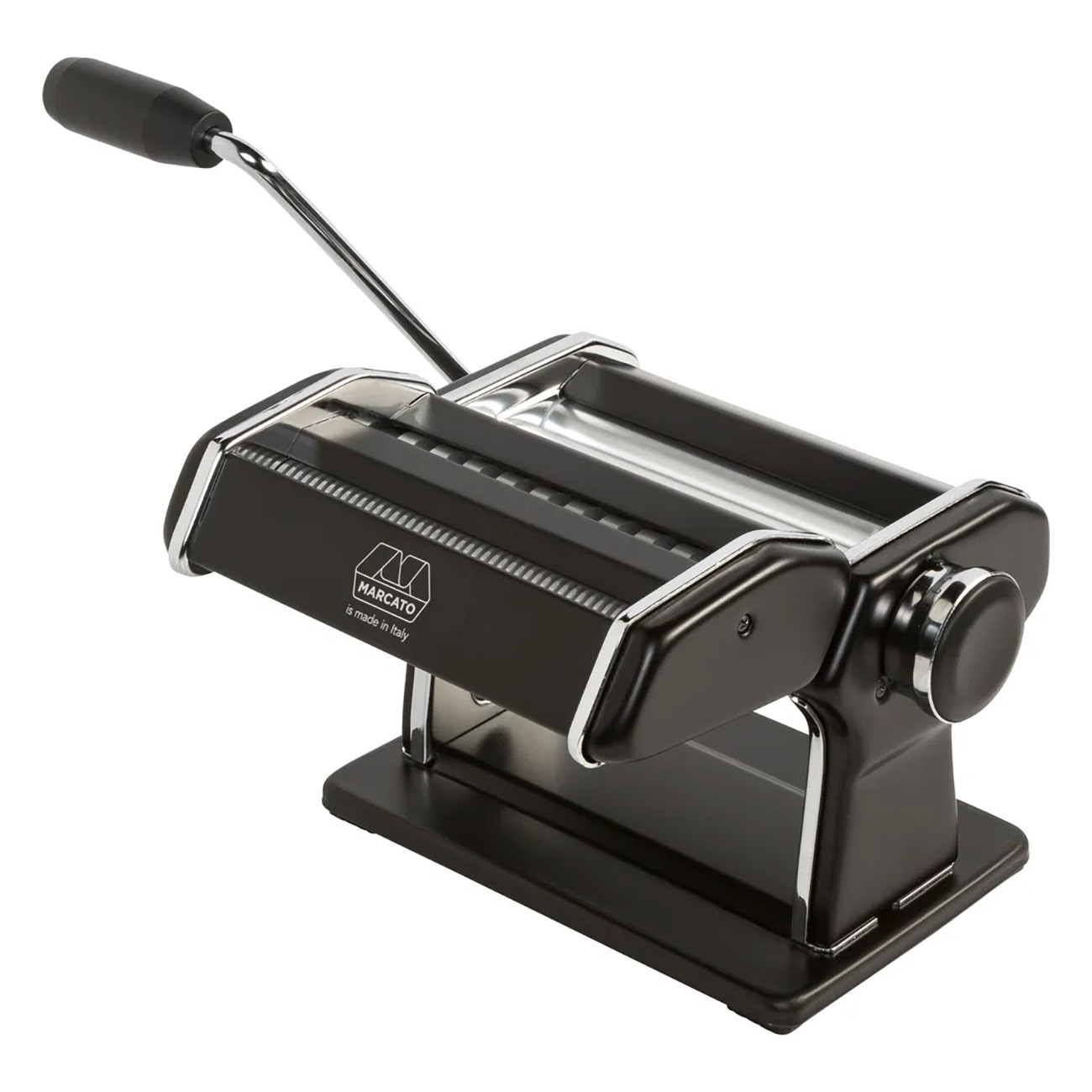 Czarna maszynka do makaronu z chromowanymi detalami, widok z góry. Widoczna etykieta Made in Italy.