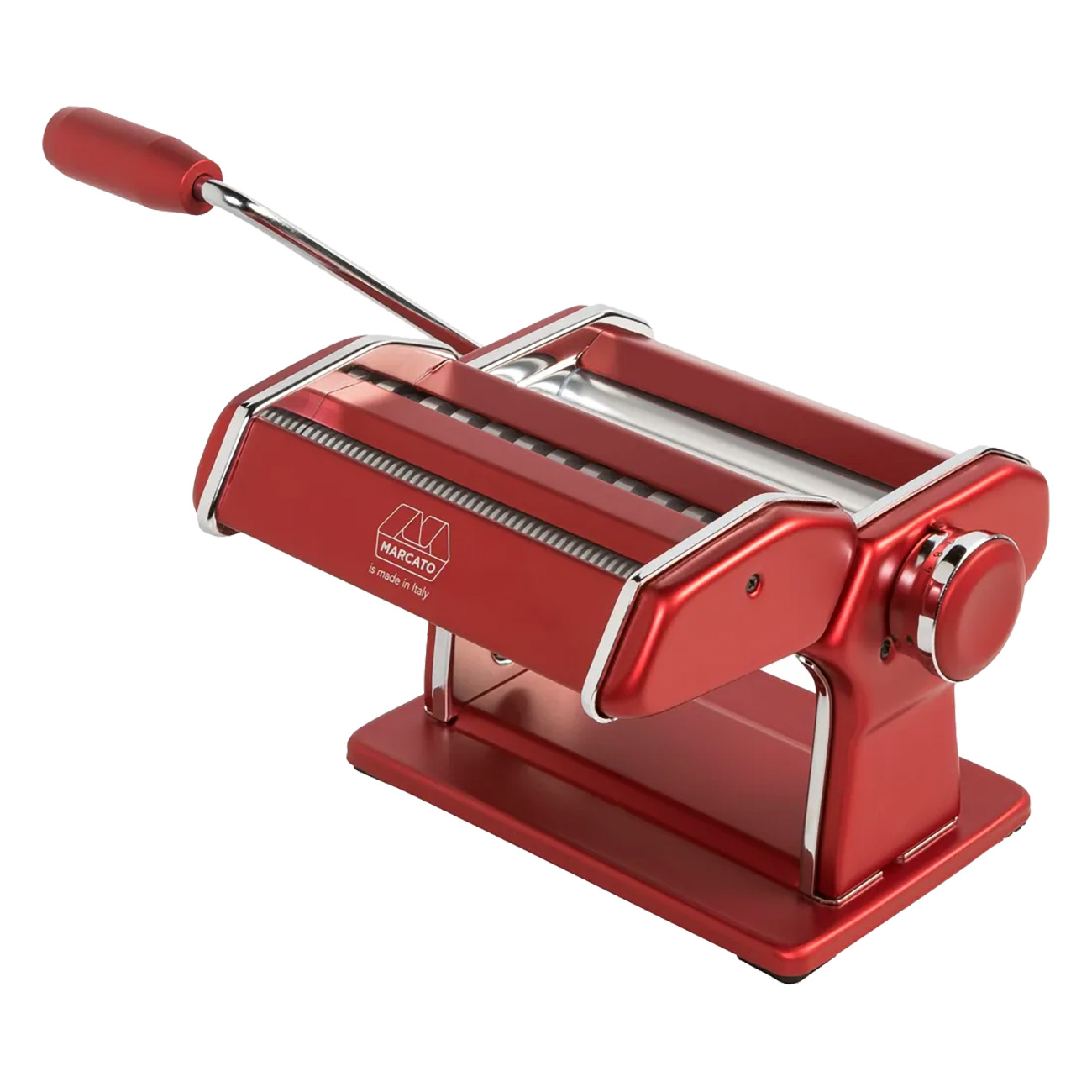 Czerwona maszynka do makaronu z uchwytem. Srebrne wałki i podstawa.