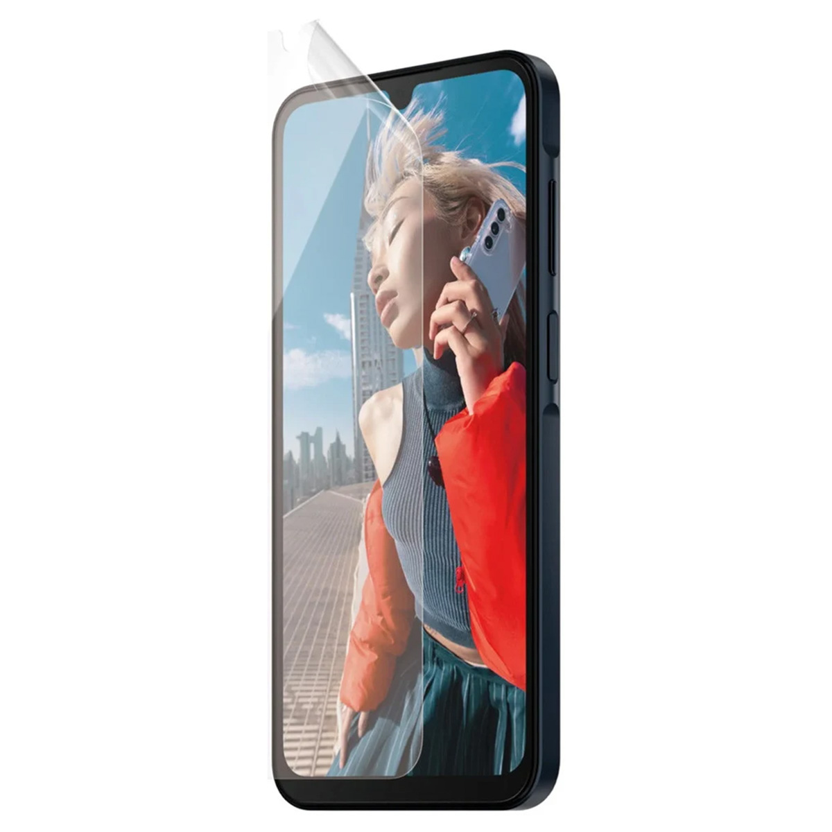 Telefoon met schermbeschermer aangebracht. Vrouw op de achtergrond. Beschermlaag wordt verwijderd.