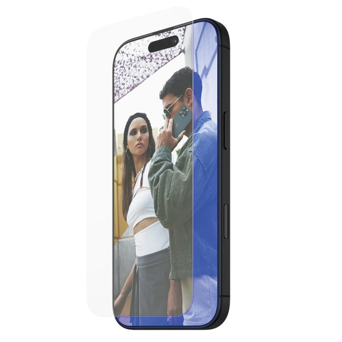 Telefon mit Displayschutz, zwei Personen im Hintergrund. Eine telefoniert.