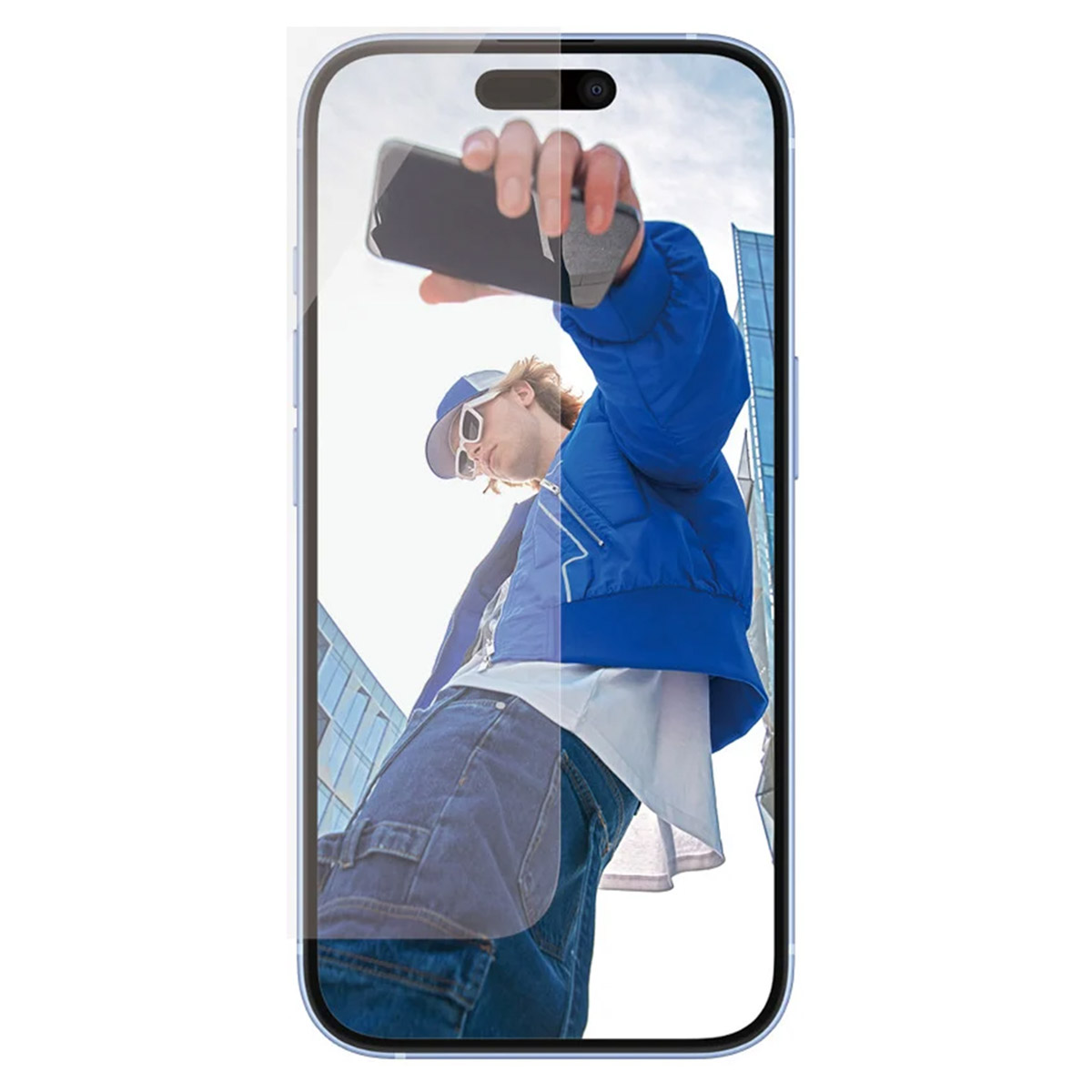 Una persona che tiene un telefono fa un selfie. Il telefono ha una protezione per lo schermo.