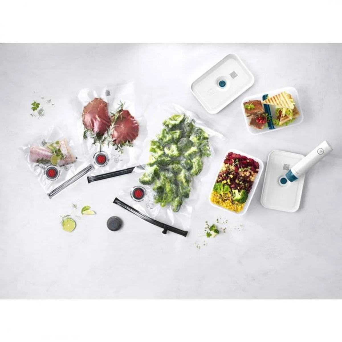 Różne worki na żywność pakowane próżniowo, z brokułami, mięsem i warzywami. Biała powierzchnia.