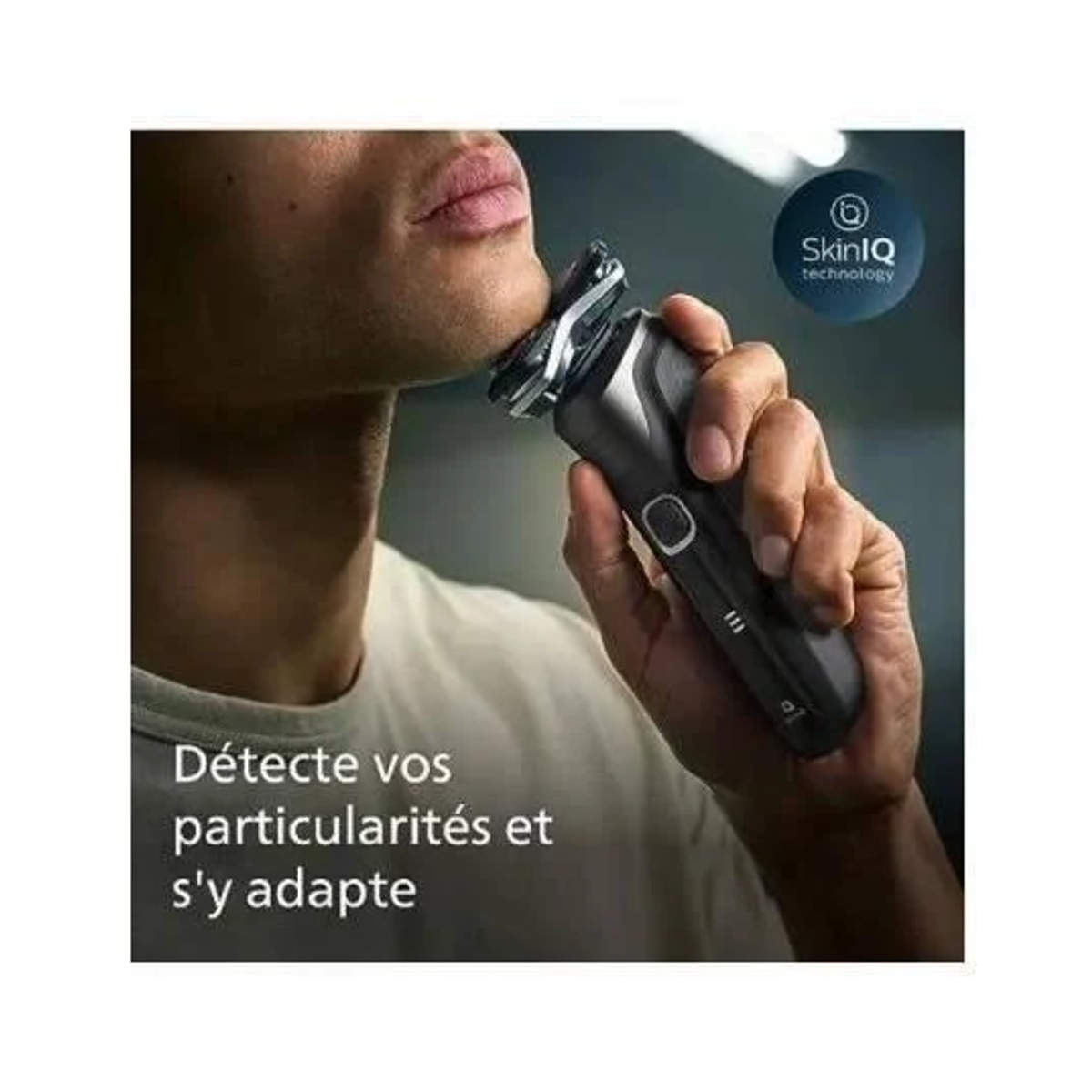Un hombre se afeita la cara con una afeitadora eléctrica negra. El texto "SkinIQ technology" es visible.
