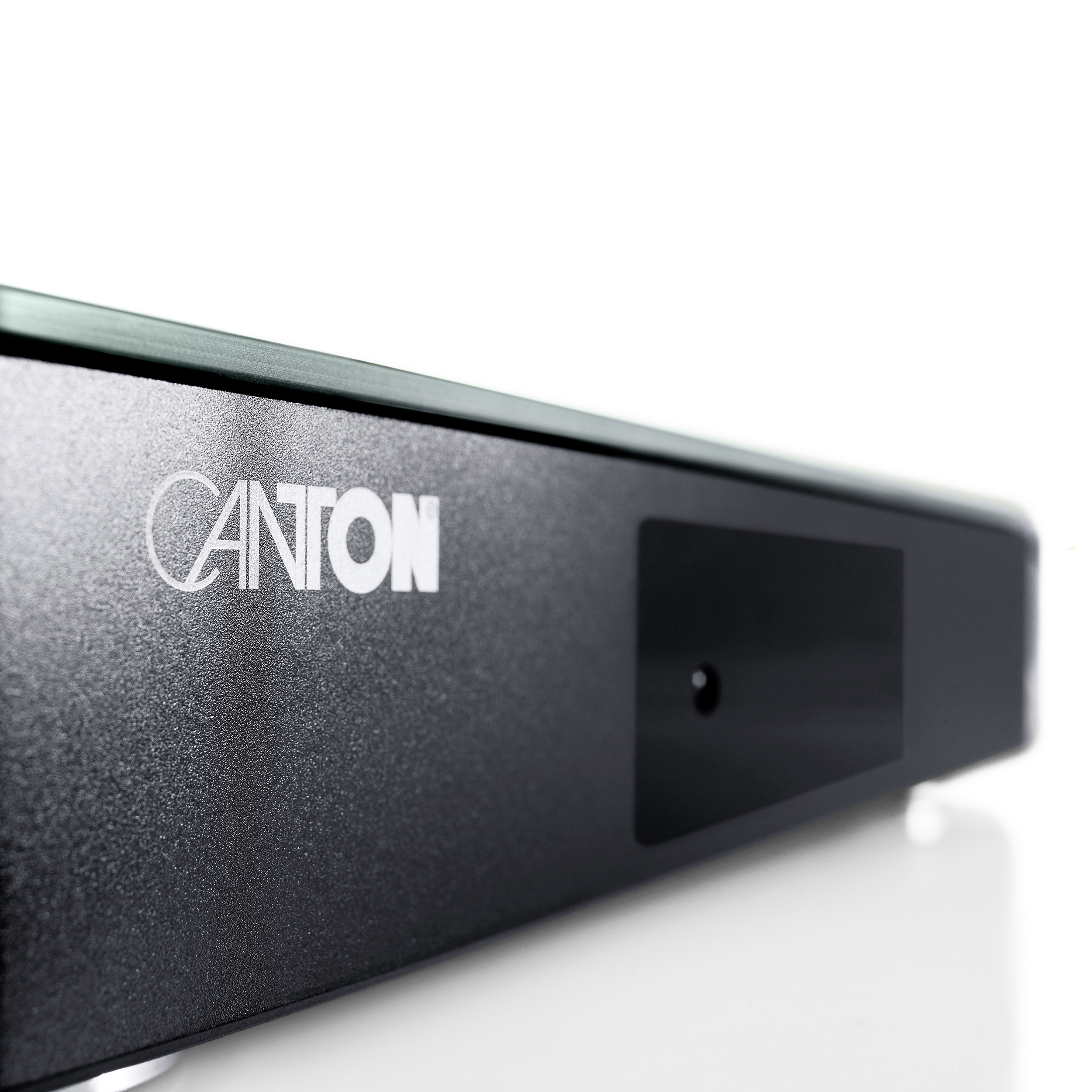 Zwarte Canton soundbar op een wit oppervlak, Canton logo zichtbaar.