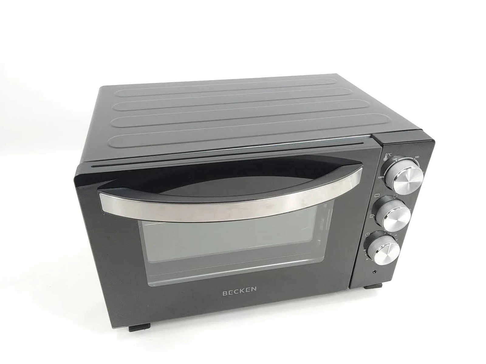 Horno negro con asa plateada y mandos a la derecha. Puerta de cristal visible.