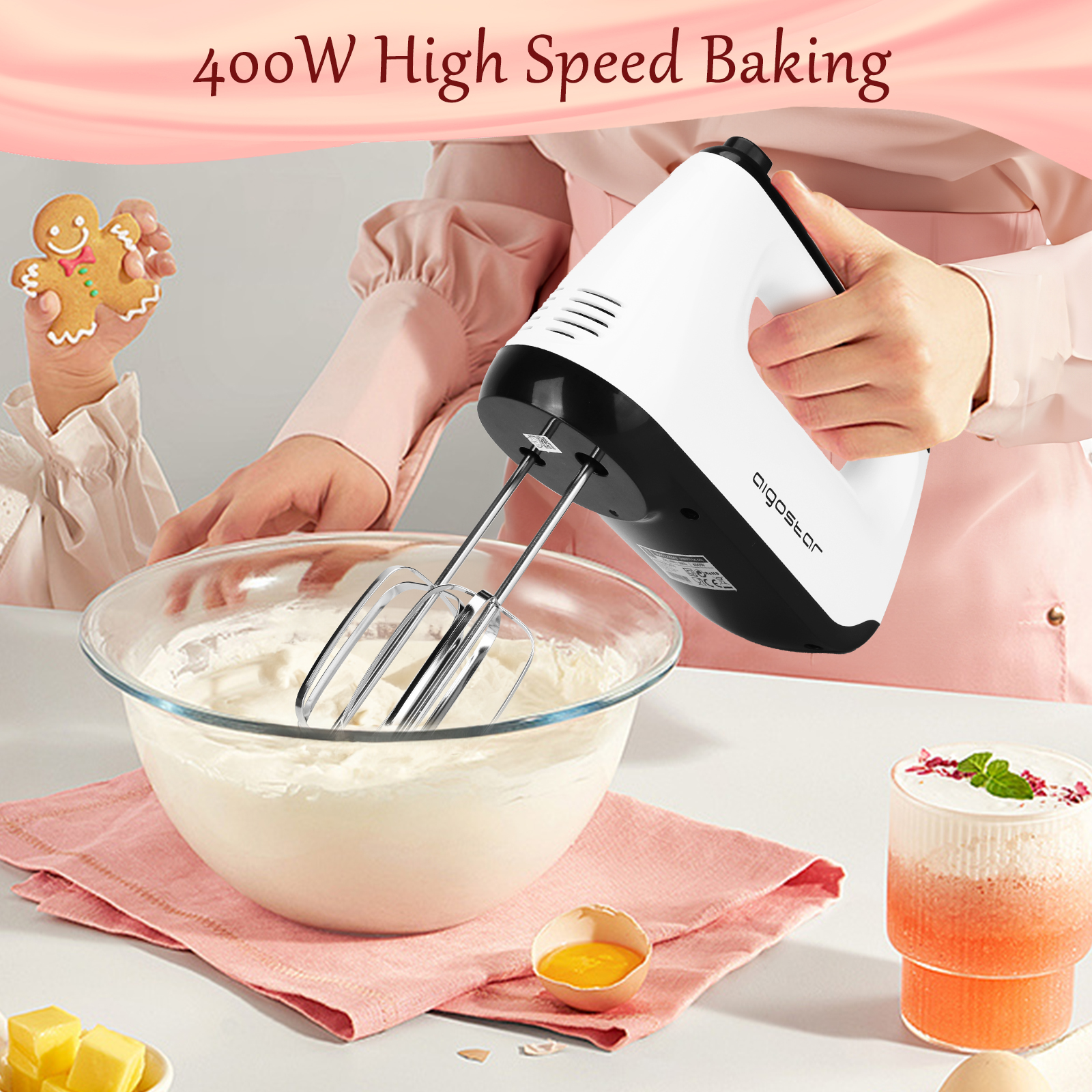 Eine Frau benutzt einen weißen und schwarzen Handmixer über einer Glasschüssel.