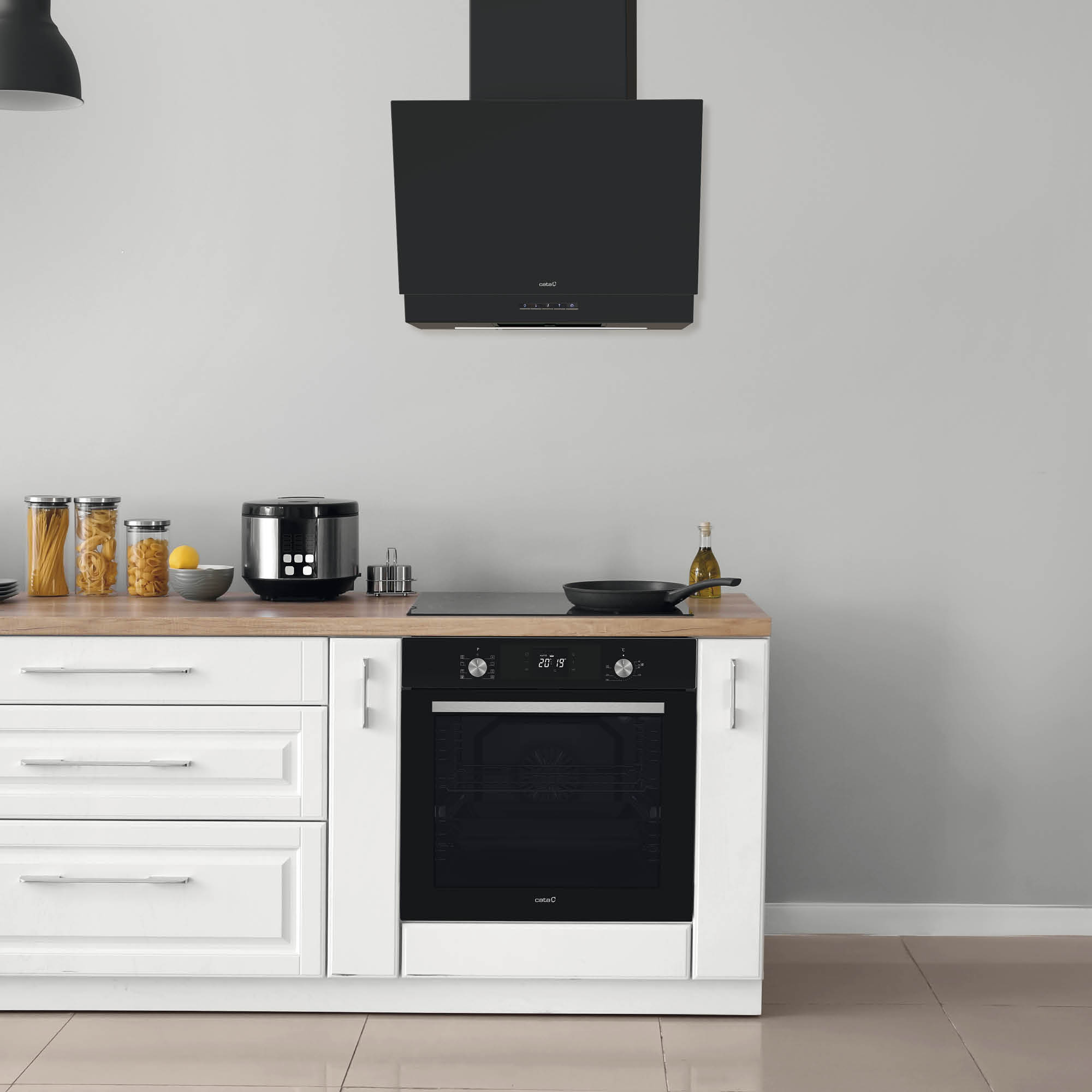 Cucina con forno, cappa e armadietti. Cibo sul bancone.