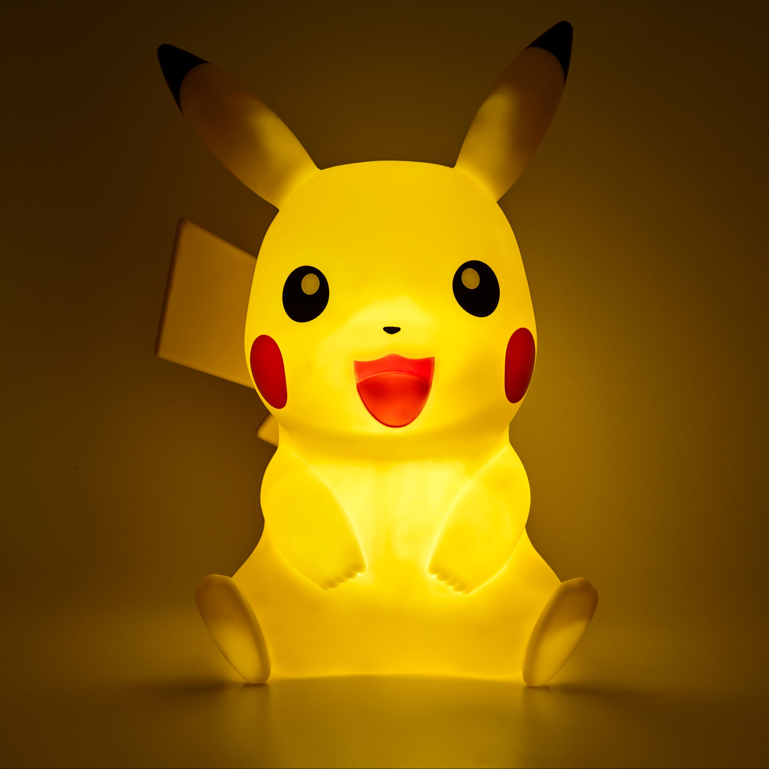 Una lampada Pikachu con corpo giallo, guance rosse, viso sorridente e occhi neri. Si illumina di luce gialla.