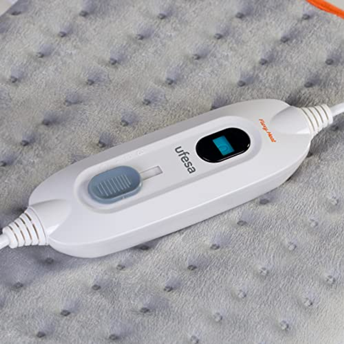 Biało-szare sterowanie elektryczną poduszką grzewczą. Owalny kształt, przyciski i przedłużający się przewód.