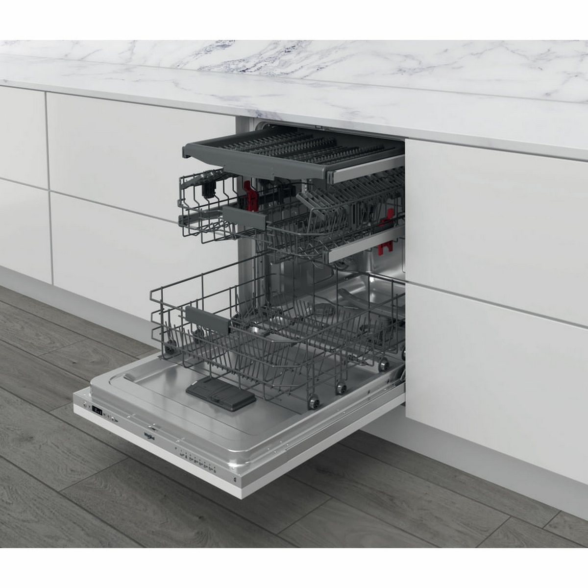 Lavastoviglie aperta con cestelli superiori e inferiori. Interni in acciaio inox puliti. Cucina bianca.