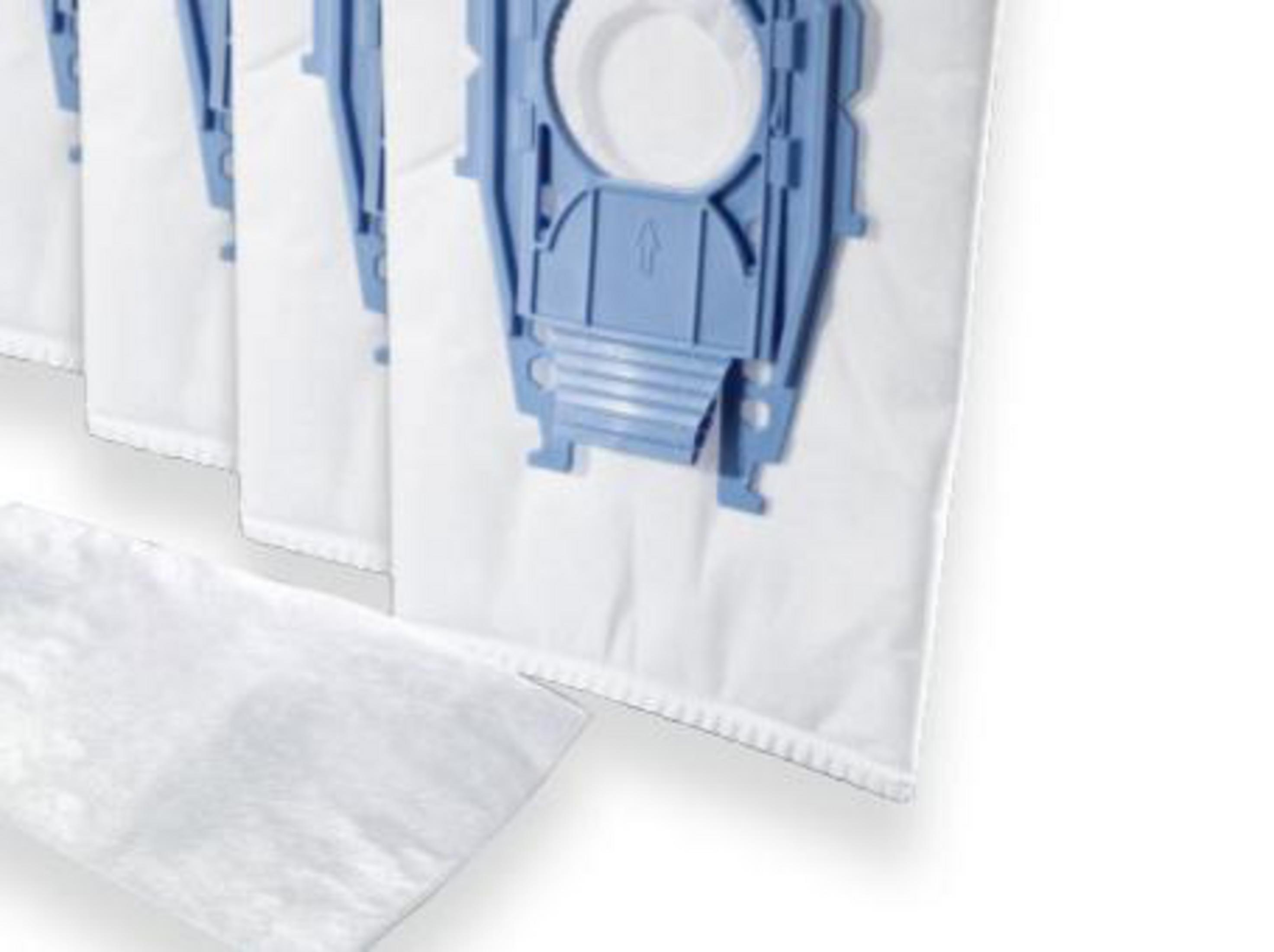 Bolsas para aspiradora con accesorios azules. Fondo blanco. Primer plano. Varias bolsas presentes.