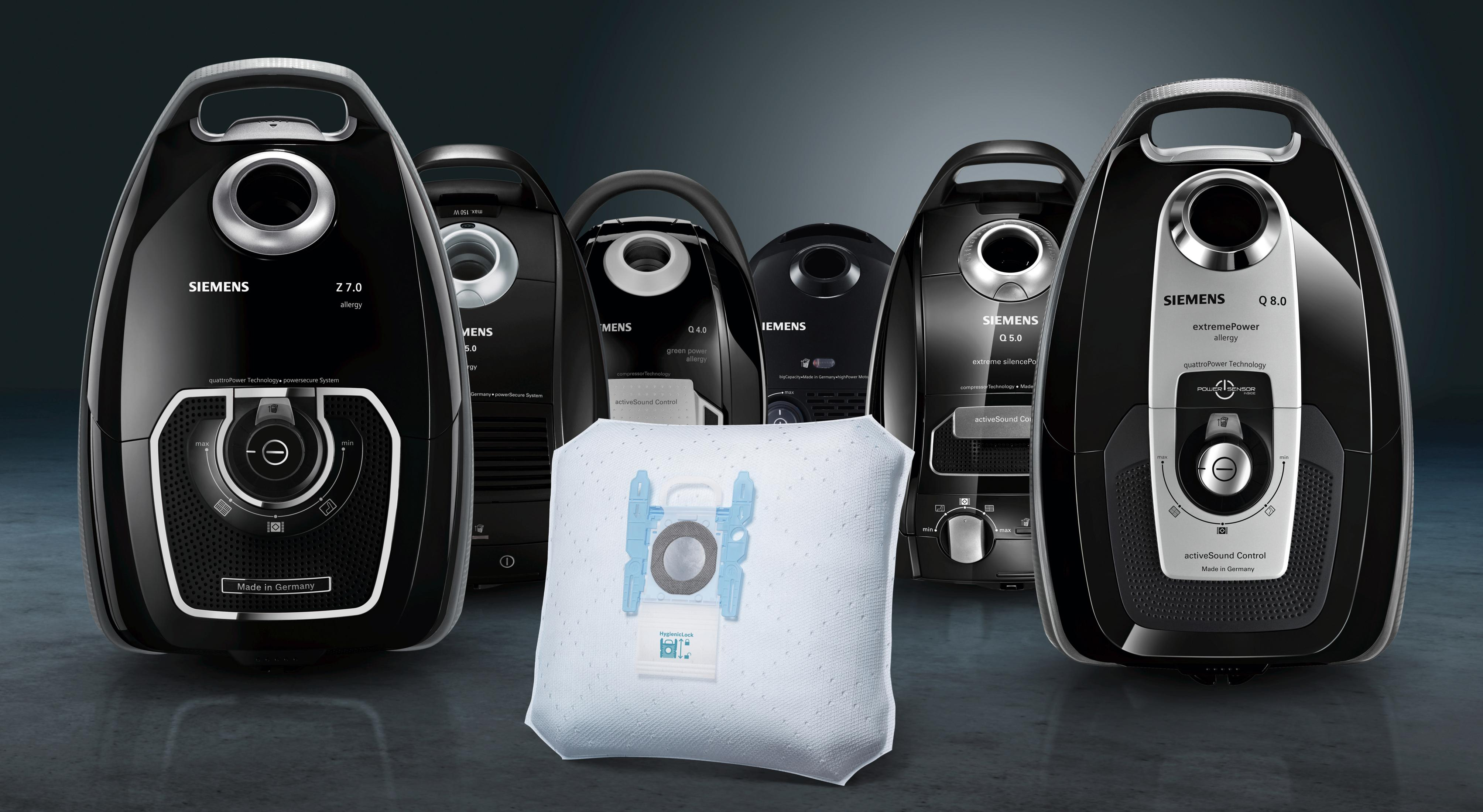 Mehrere schwarze Siemens Staubsauger und ein blauer Filterbeutel. Der Hintergrund ist ein Farbverlauf.