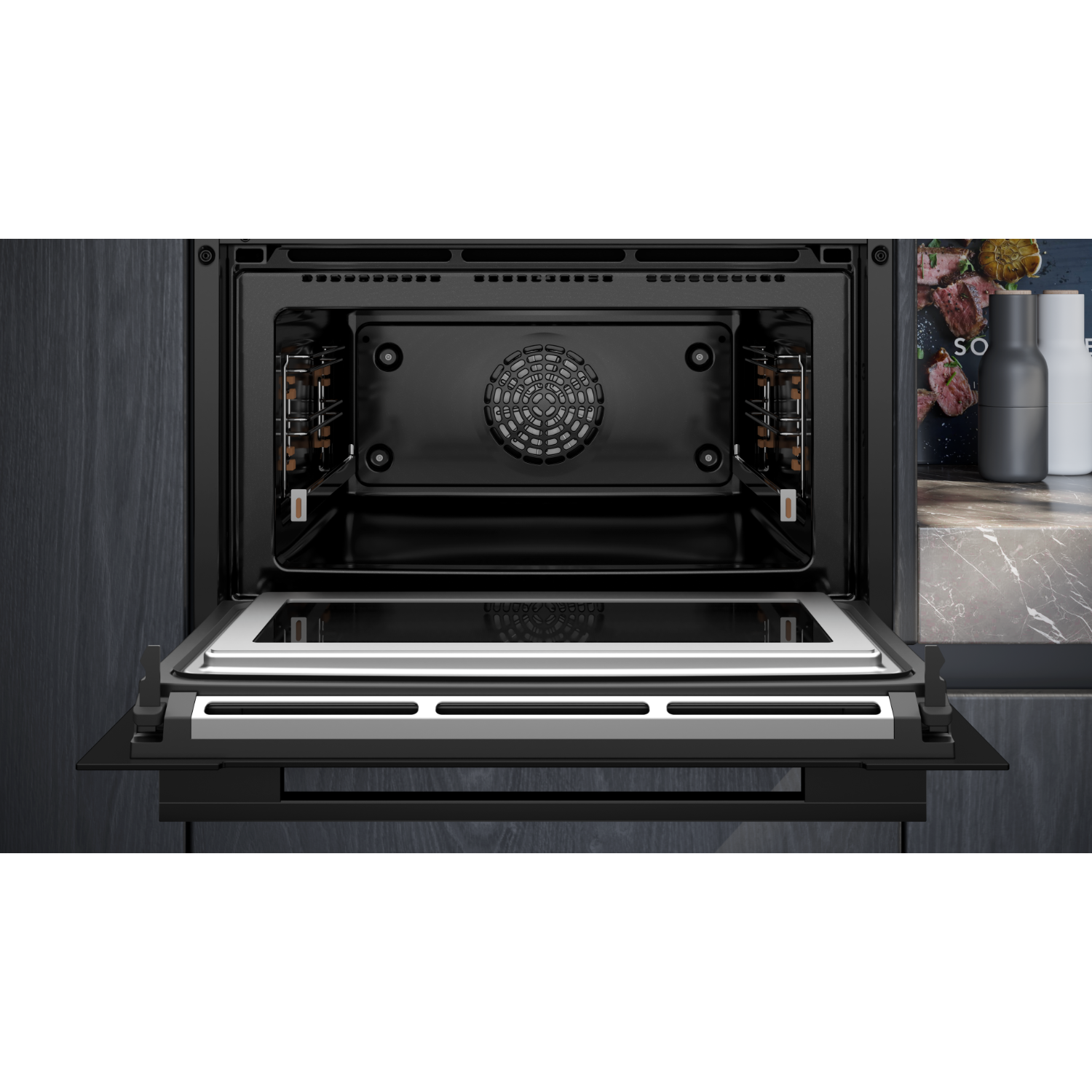 Een open zwarte oven. De binnenkant is donker en heeft een ventilator en roosters.