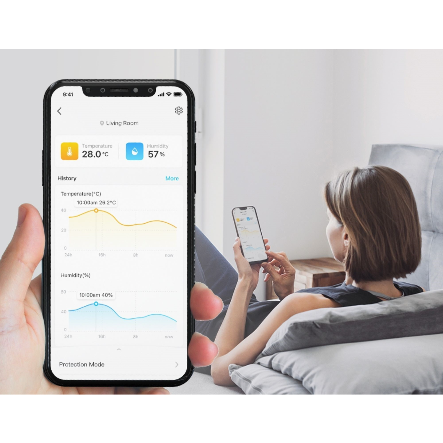 Une personne tenant un téléphone avec un écran graphique. Une femme est en arrière-plan.