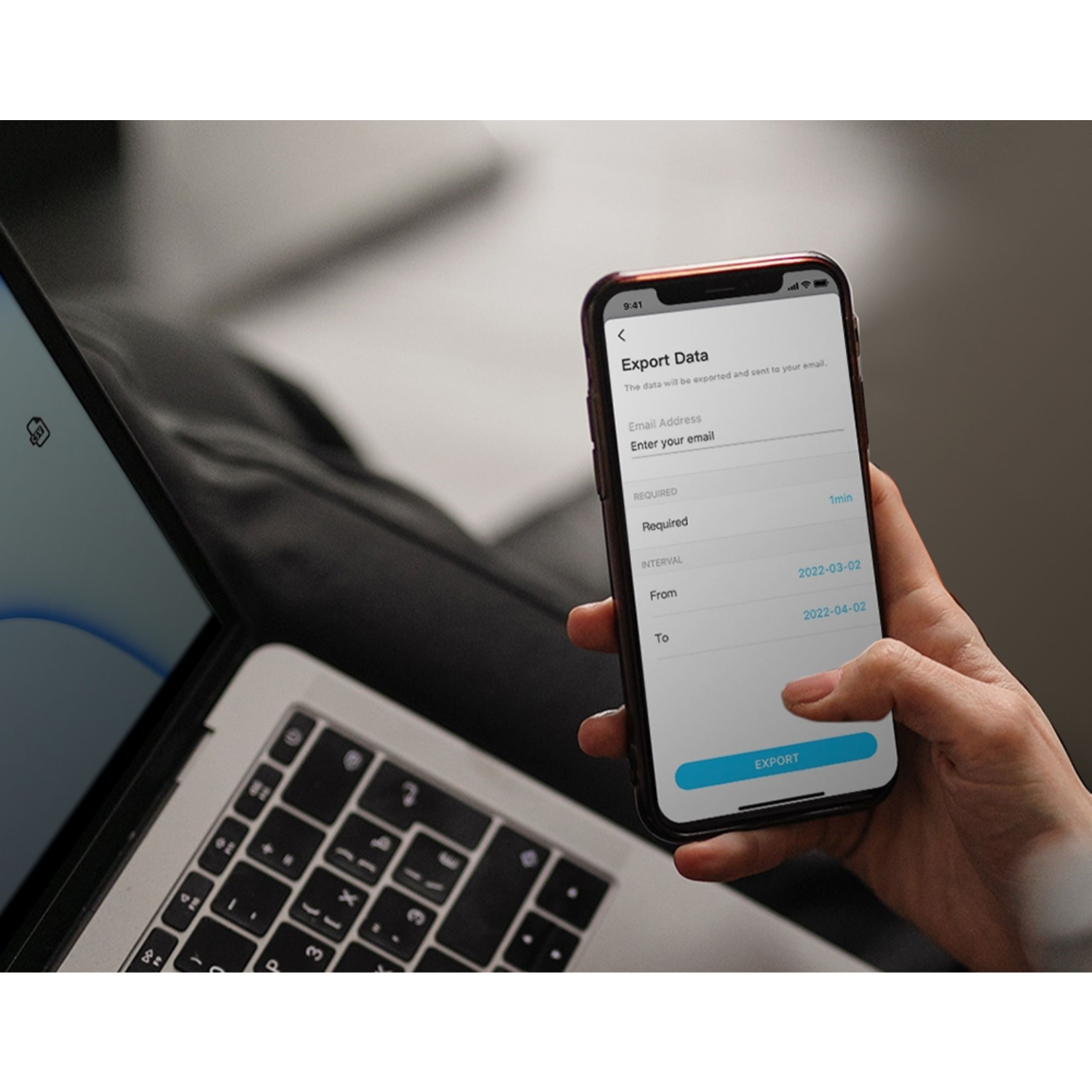 Une personne exportant des données d'un téléphone vers un e-mail. Un ordinateur portable est visible.