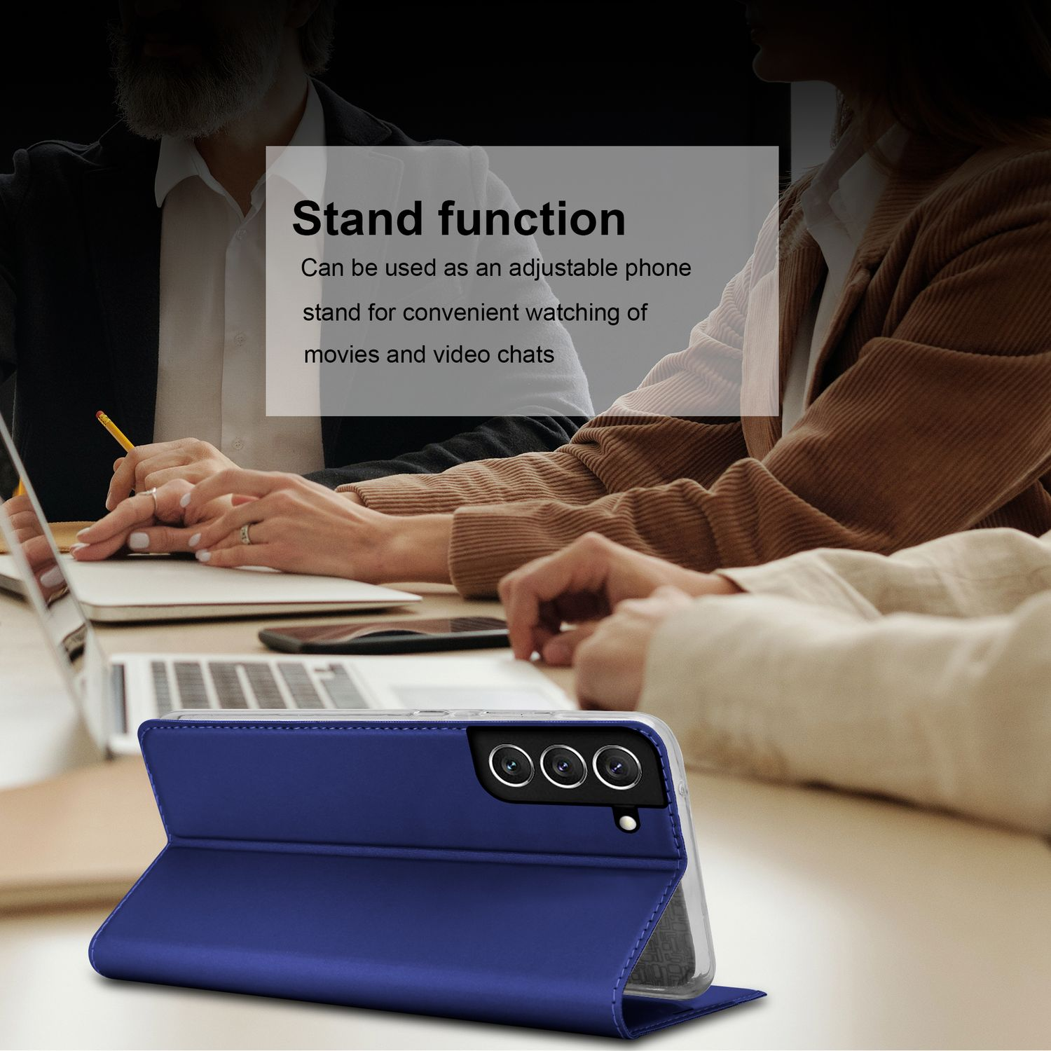 Eine blaue Handyhülle, geöffnet, um das Handy zu zeigen, auf einem Tisch aufgestellt. Personen im Hintergrund.