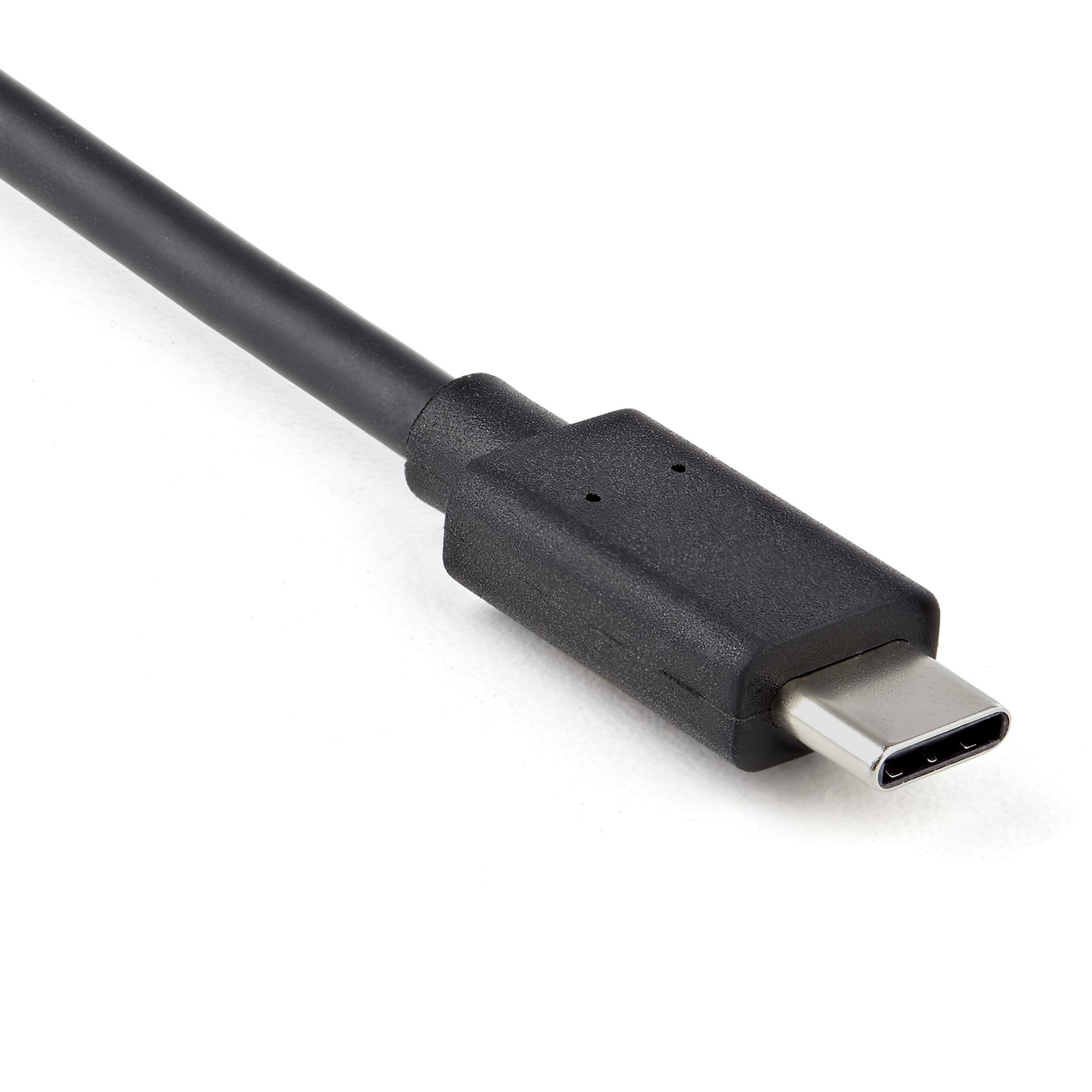 El conector de un cable USB-C negro se muestra de cerca sobre blanco.