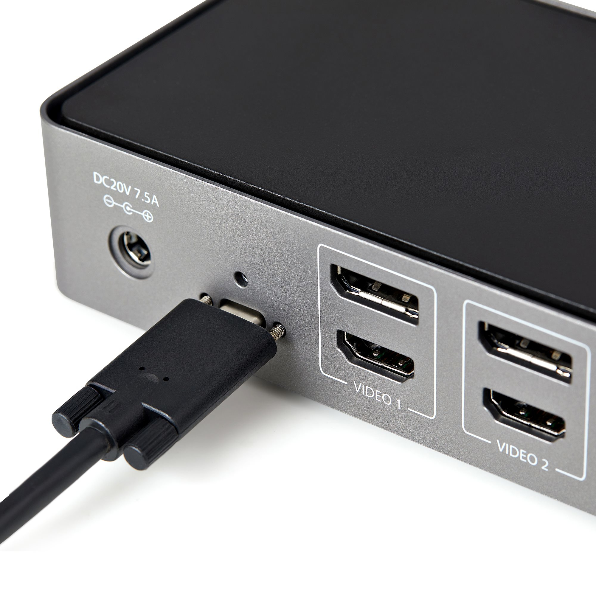 Adattatore video grigio con porte HDMI e un cavo nero collegato. Sfondo bianco.