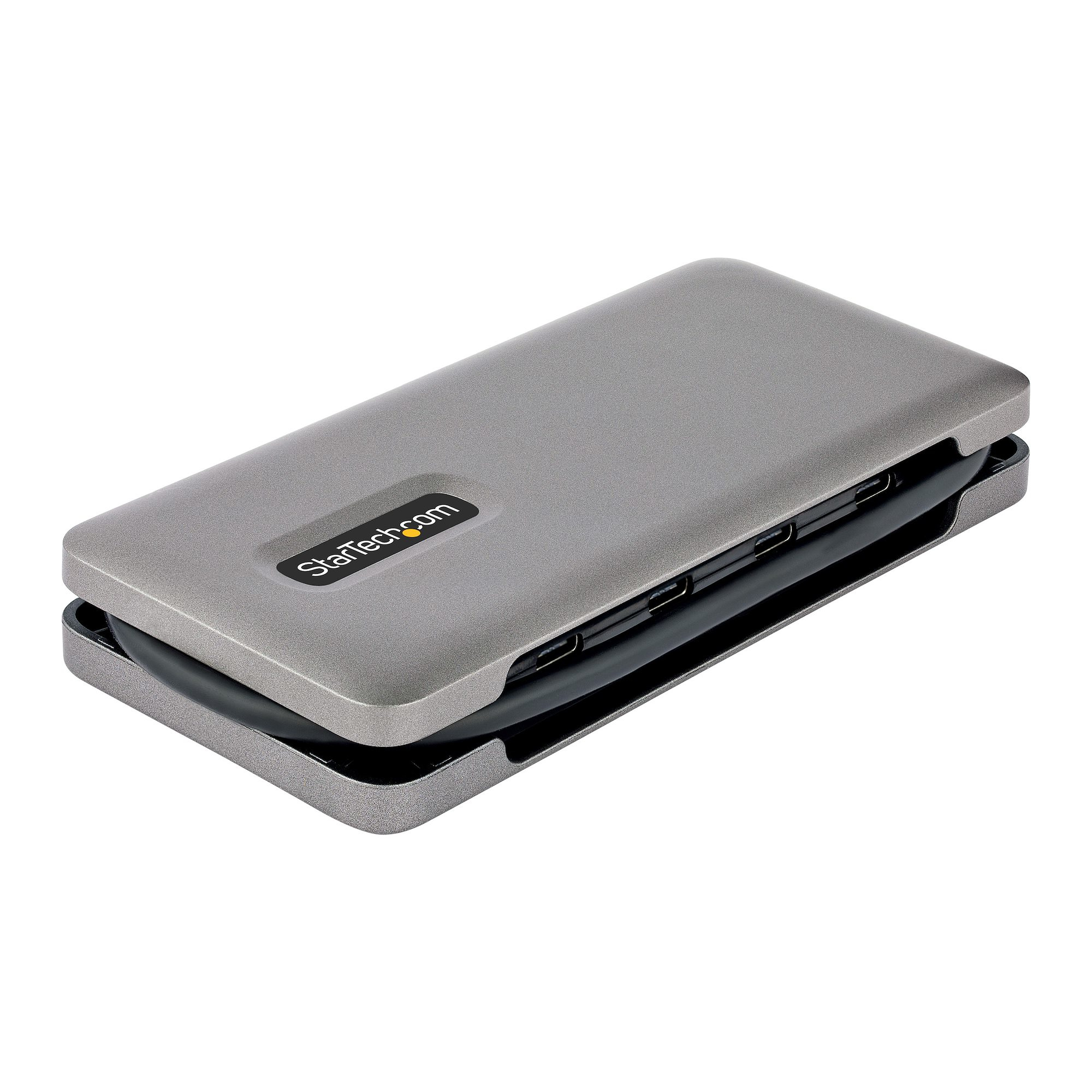 Graues Gerät mit mehreren USB-Anschlüssen, beschriftet mit 'StarTech.com'. Der Deckel ist leicht geöffnet, Anschlüsse sichtbar.