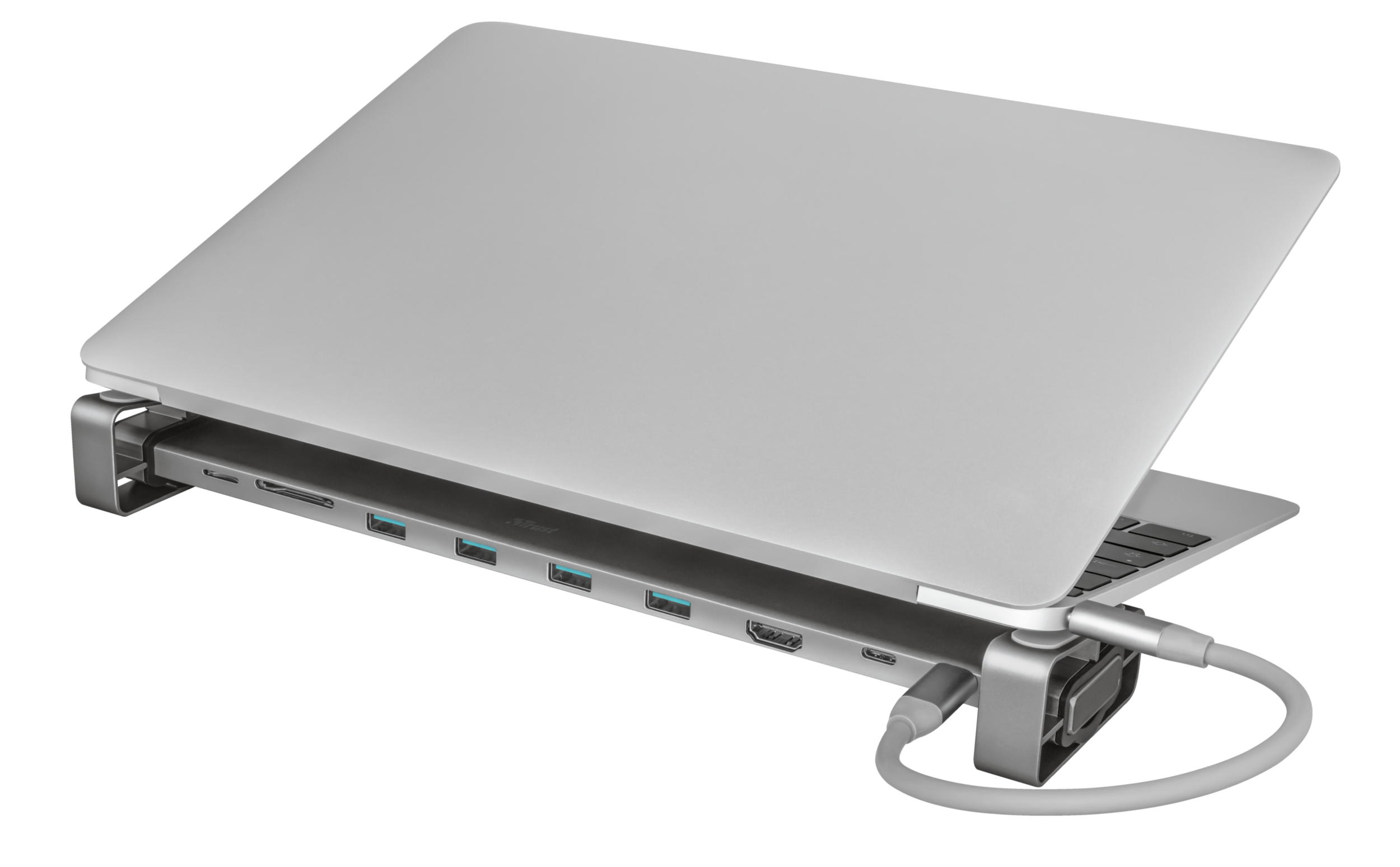 Laptop argentato su un hub con porte USB e cavo USB-C. Base grigio scuro.