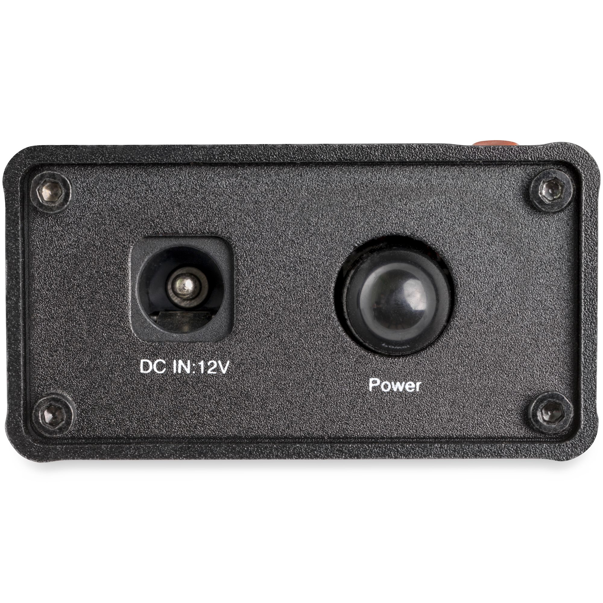 Parte trasera de un dispositivo electrónico negro con entradas de CC y alimentación. Incluye texto.