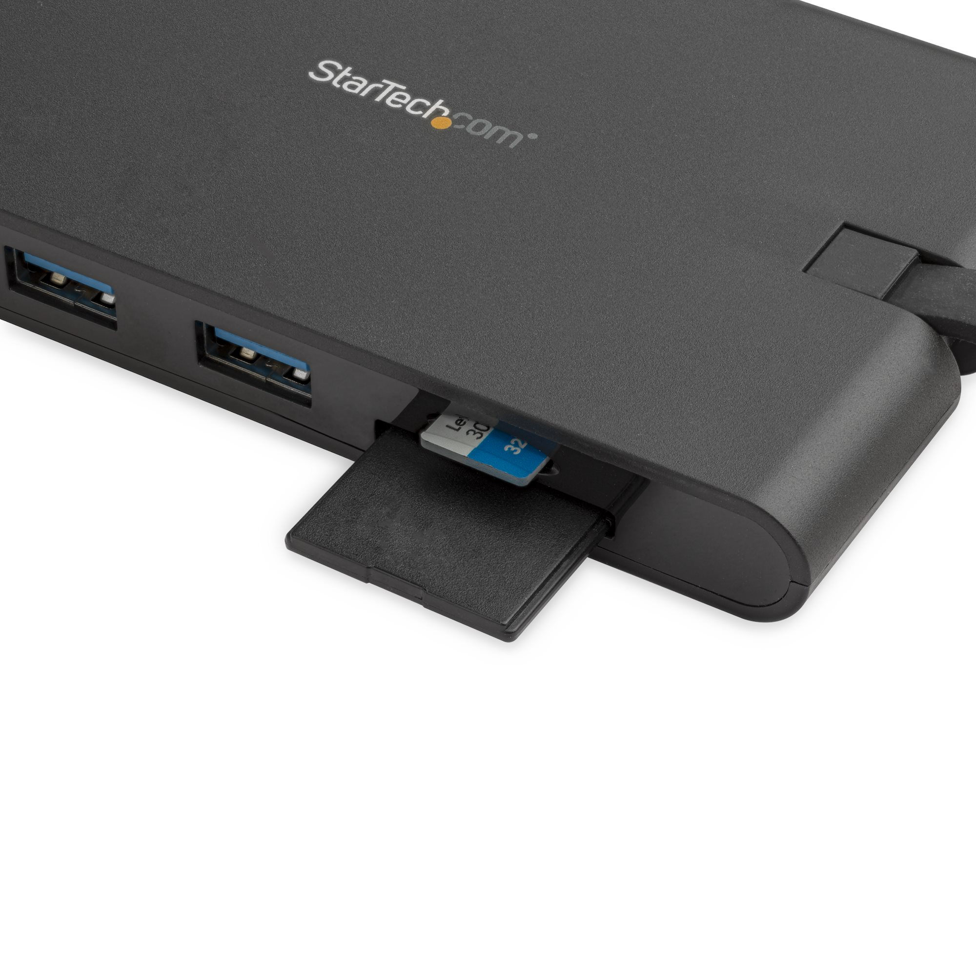 Primo piano dell'hub USB-C che mostra una scheda SD inserita nello slot del lettore di schede.