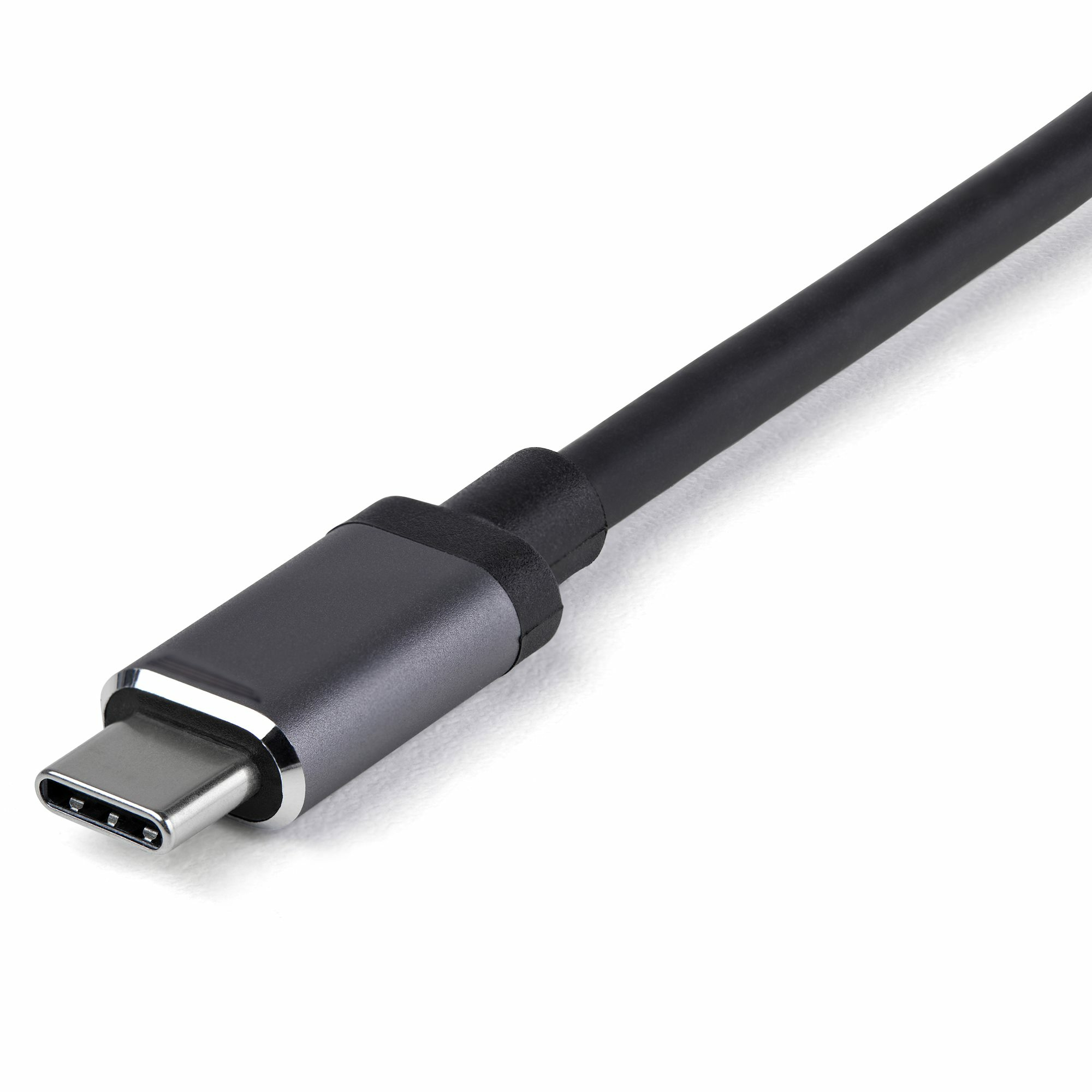 Cable USB-C negro con conector gris sobre fondo blanco.