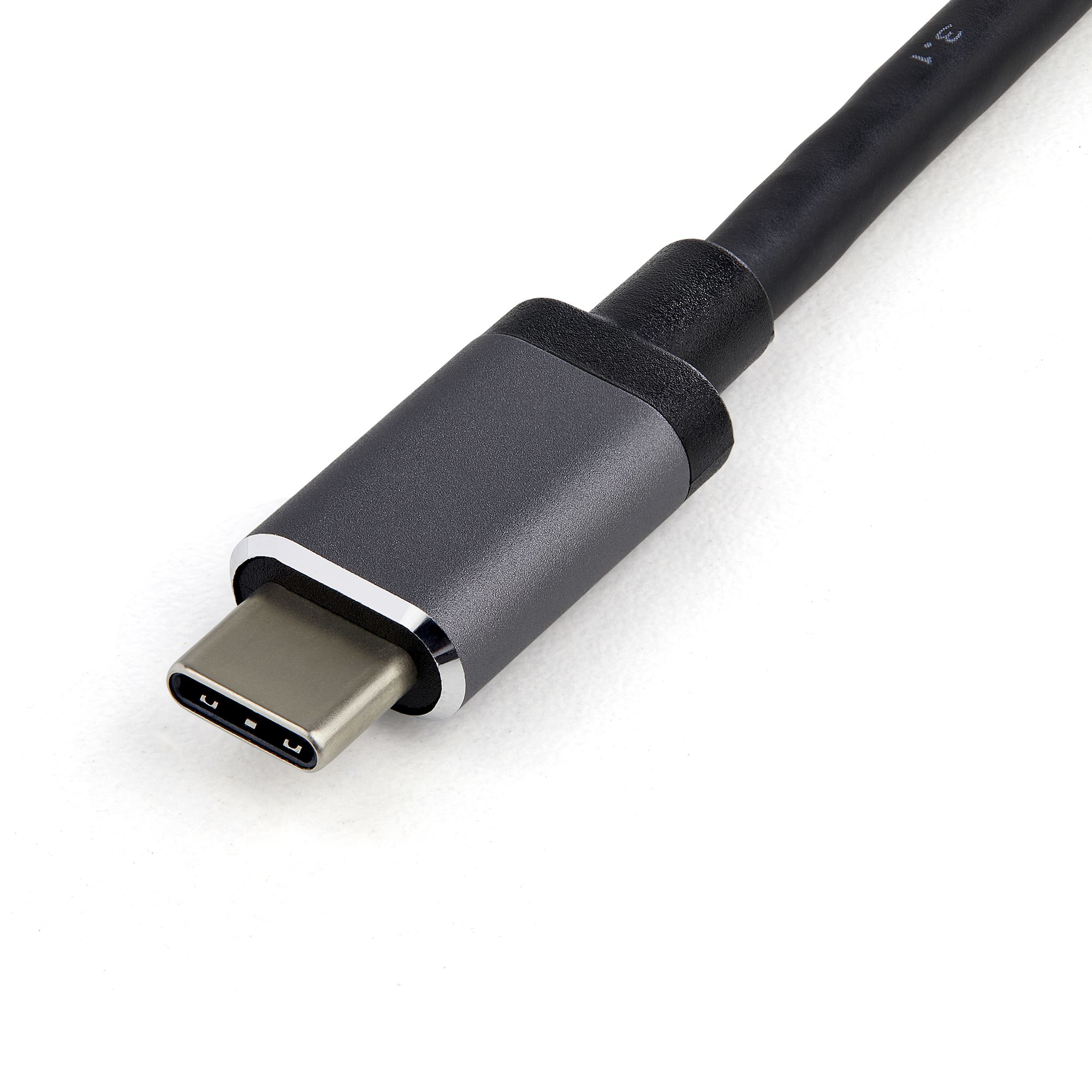 Connettore USB-C, connettore nero su sfondo bianco, primo piano, che mostra i pin.