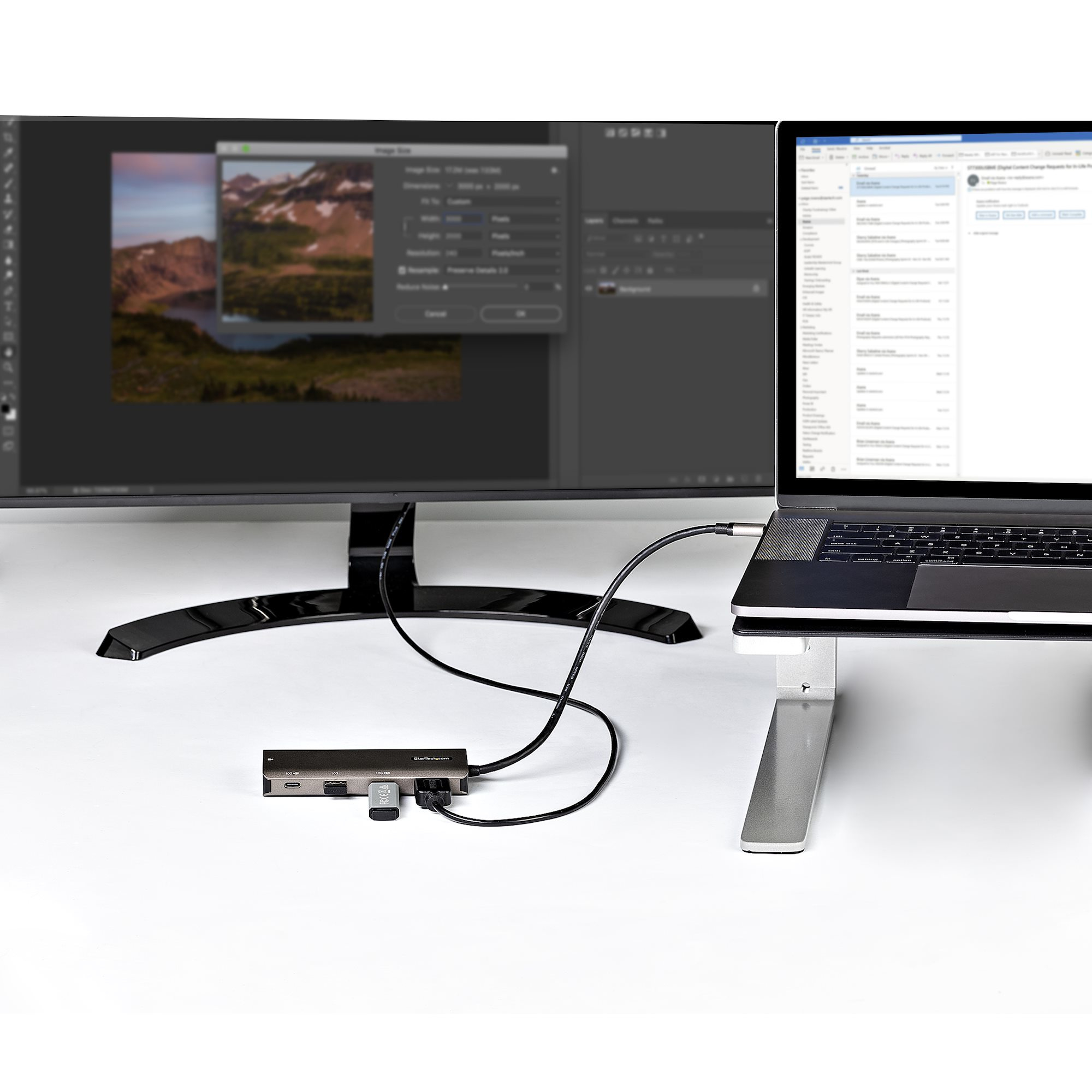 Laptop y monitor conectados a un concentrador USB.