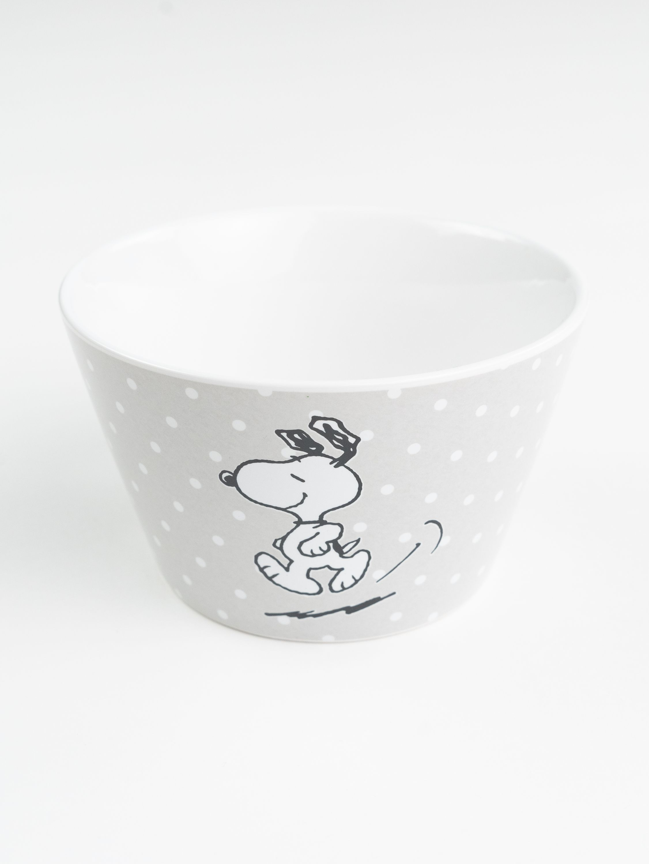 Weißer Snoopy-Keramiktopf. Snoopy rennt nach rechts mit gepunktetem grauem Hintergrund.