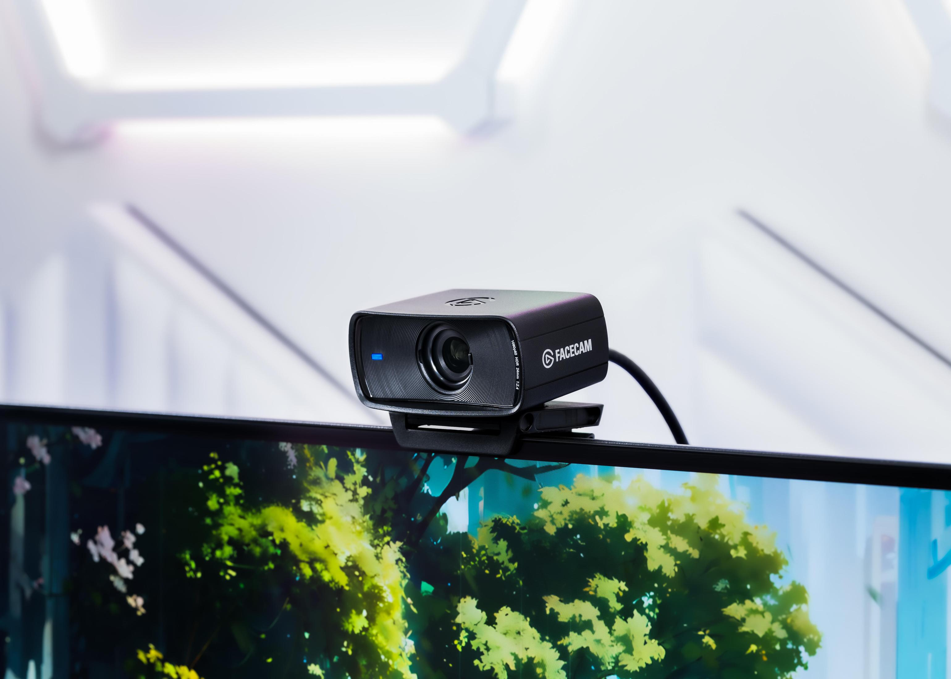 Webcam nera sopra un monitor. La webcam ha un obiettivo e la scritta FACECAM.