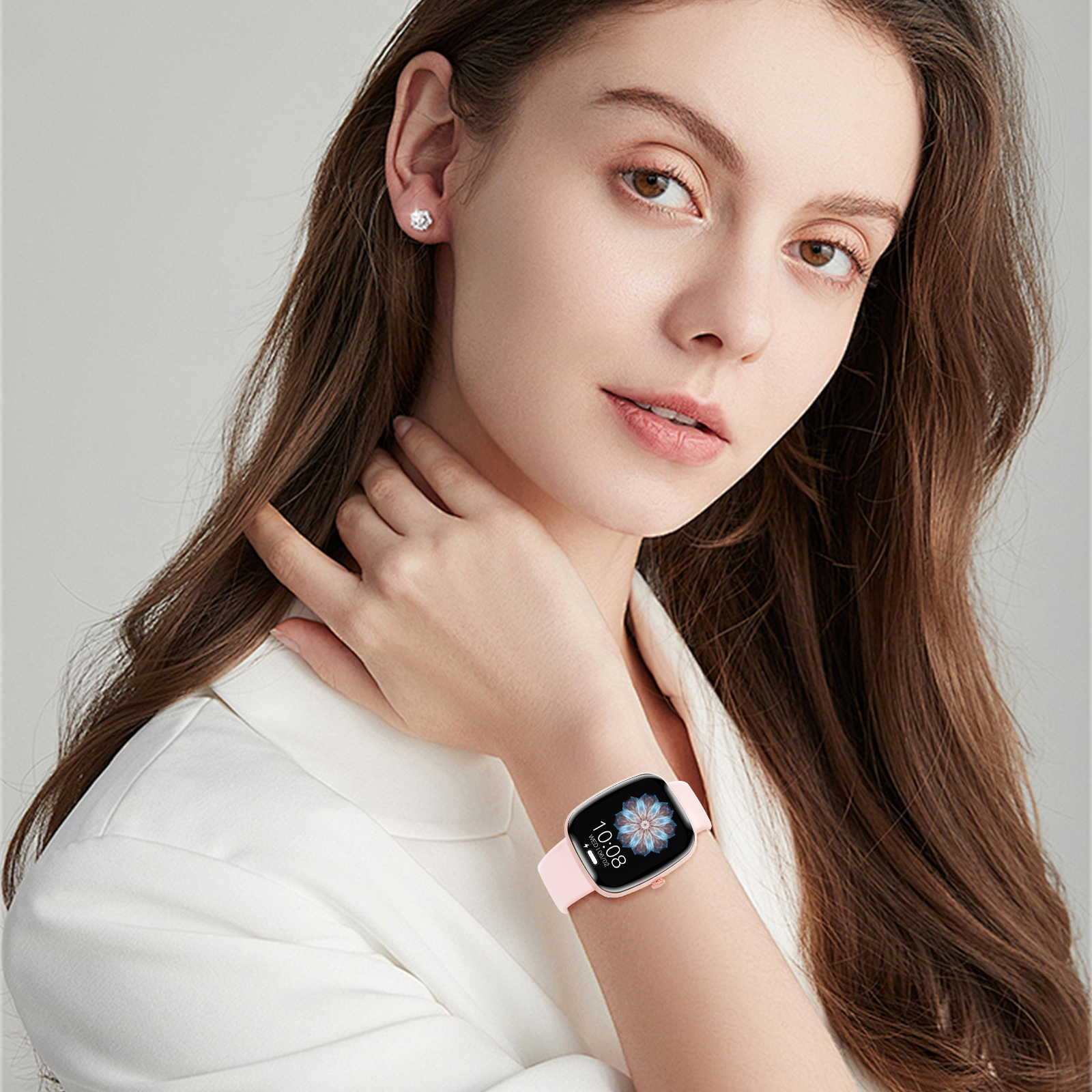 Frau mit einer pinkfarbenen Smartwatch. Das Zifferblatt zeigt ein Blumendesign und die Uhrzeit 10:08.