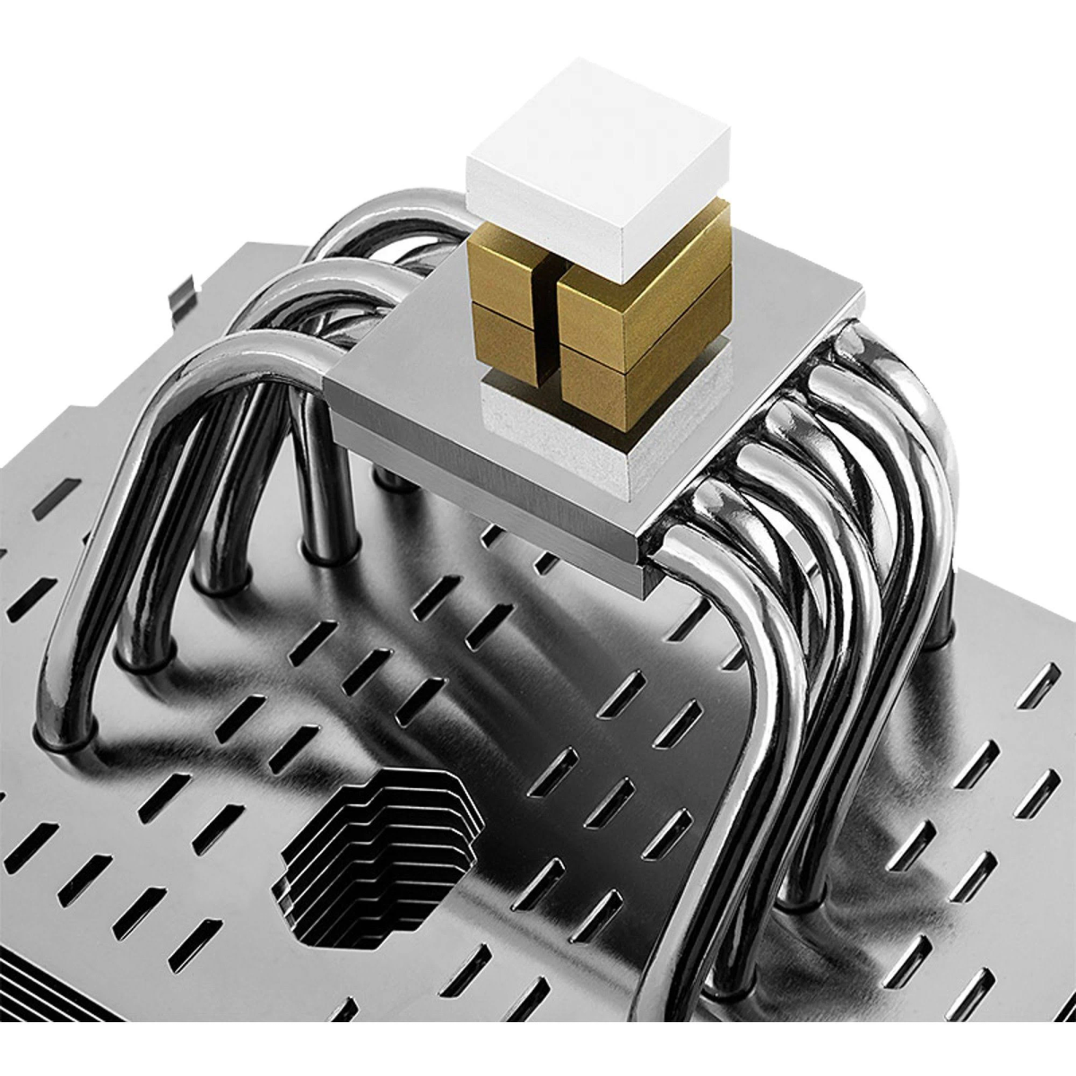 Srebrna chłodnica CPU z miedzianymi rurkami cieplnymi i białym kwadratem na górze, na białym tle.