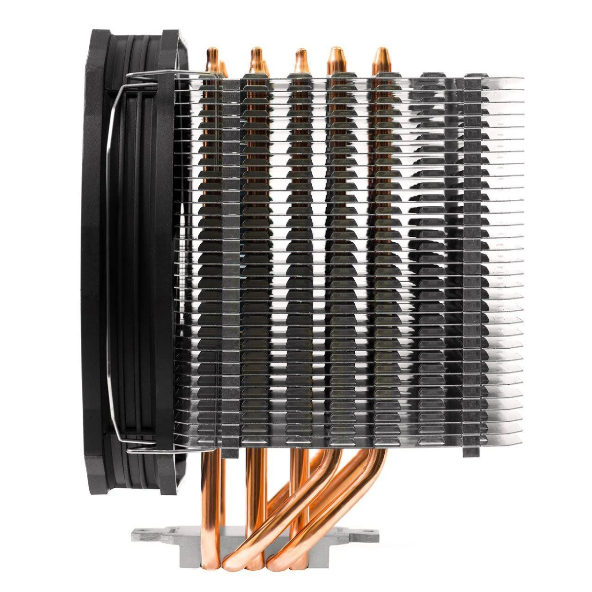 Chłodnica komputera z miedzianymi rurkami, żeberkami i wentylatorem, widok z boku, białe tło.