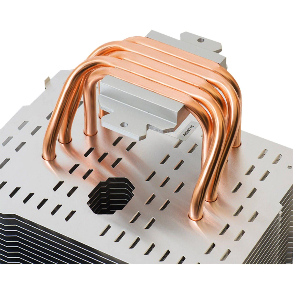 Srebrna chłodnica procesora z miedzianymi rurkami cieplnymi. Zagięte rury, srebrna podstawa i małe żeberka.