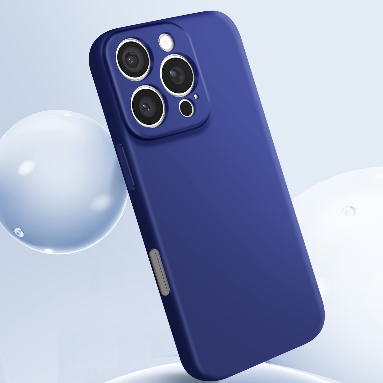 Una custodia per telefono blu con un'ammaccatura per la fotocamera.