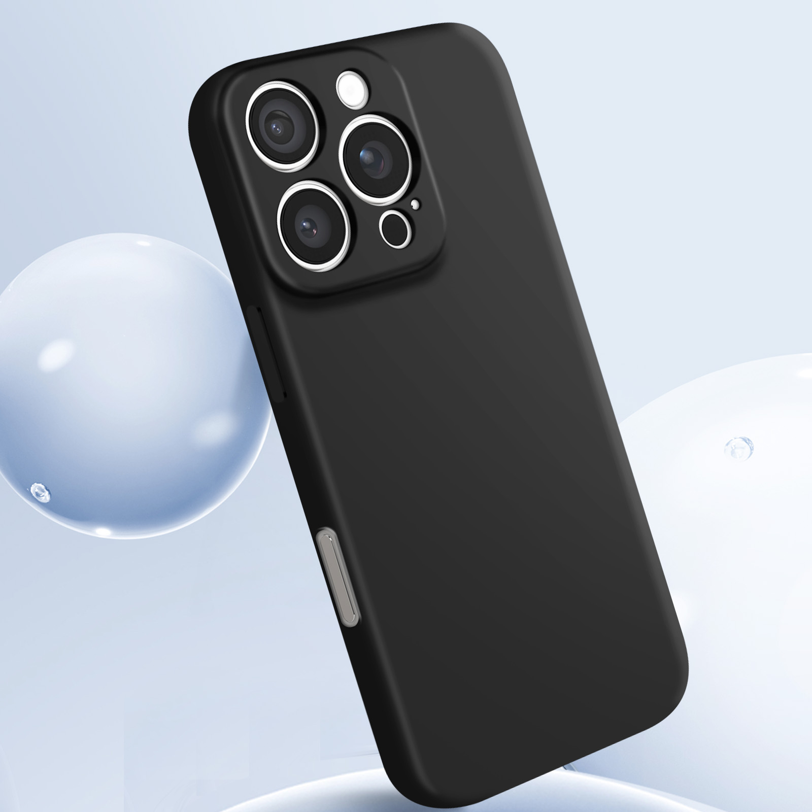 Custodia nera con quattro fori per fotocamera e un pulsante laterale. Sfondo sfocato azzurro.