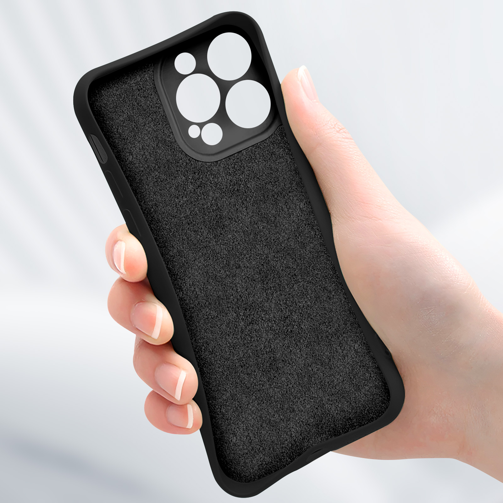 Una mano tiene una custodia nera per telefono. La custodia ha una superficie scura e strutturata e ritagli per la fotocamera.