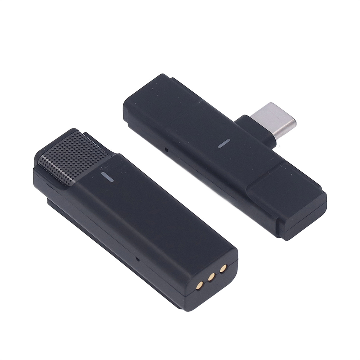 Zwei schwarze Mikrofone, eines mit USB-C-Anschluss. Das andere hat drei kleine goldene Punkte.