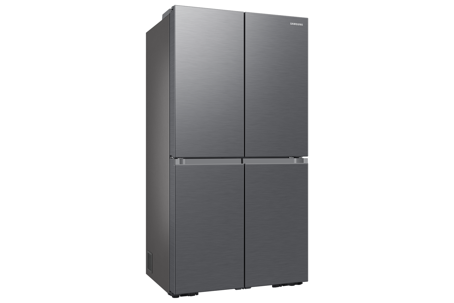 Ein vier-türiger, grauer Samsung Kühlschrank. Schwarzer Hintergrund. Kameraperspektive von der Seite.
