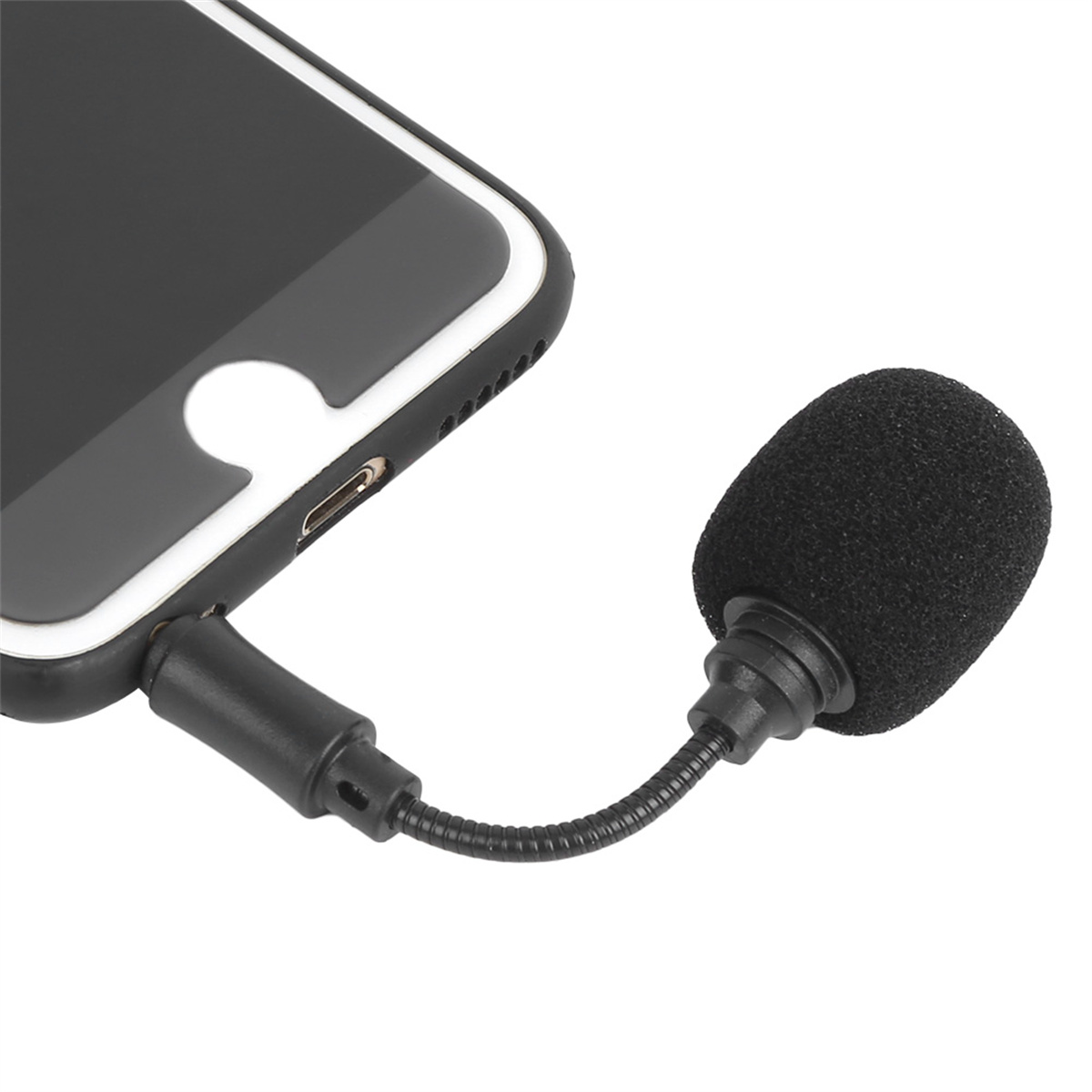 Schwarzes Mikrofon an einem Telefon befestigt. Schaumstoffhülle. Weißer Hintergrund.