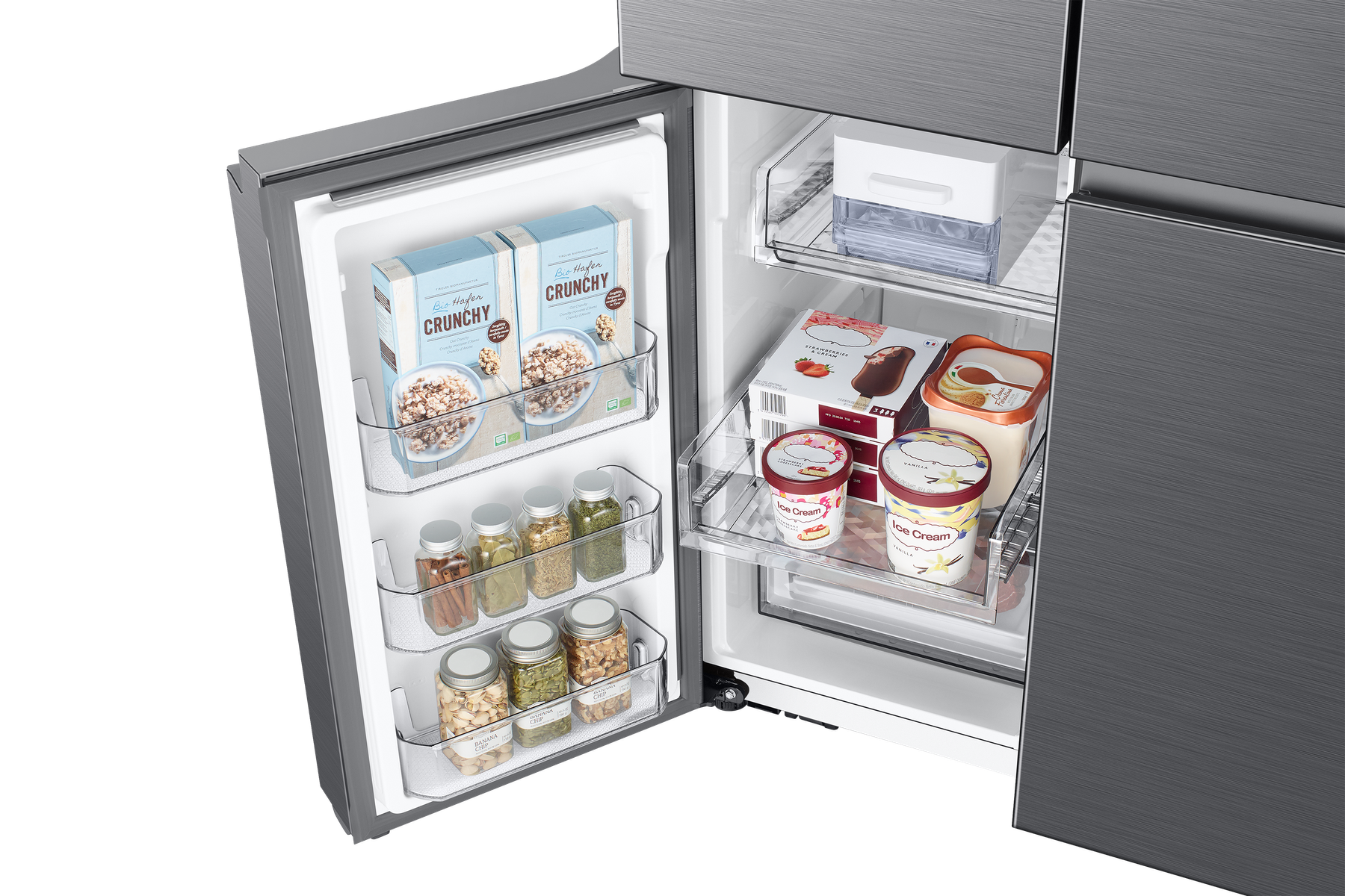 Offener Kühlschrank mit Lebensmitteln auf Regalen, darunter Behälter, Gläser und Verpackungen.
