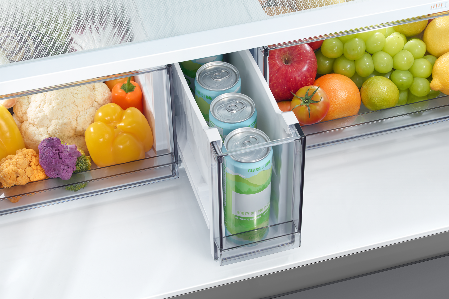 Kühlschrank Schublade mit Obst, Gemüse und Getränken. Weißes Interieur.