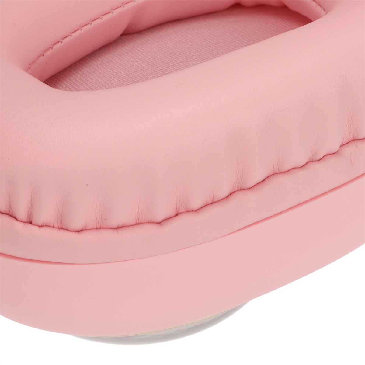 Nahaufnahme eines rosa Kopfhörer-Ohrpolsters. Das Kissen ist weich und hat Nahtdetails.