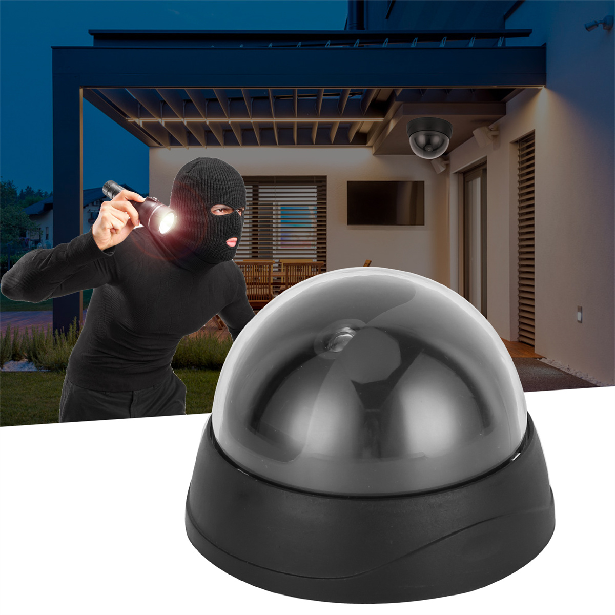 Eine Überwachungskamera-Kuppel wird vor einem Haus gezeigt. Eine Person mit Maske und Taschenlampe ist im Bild.