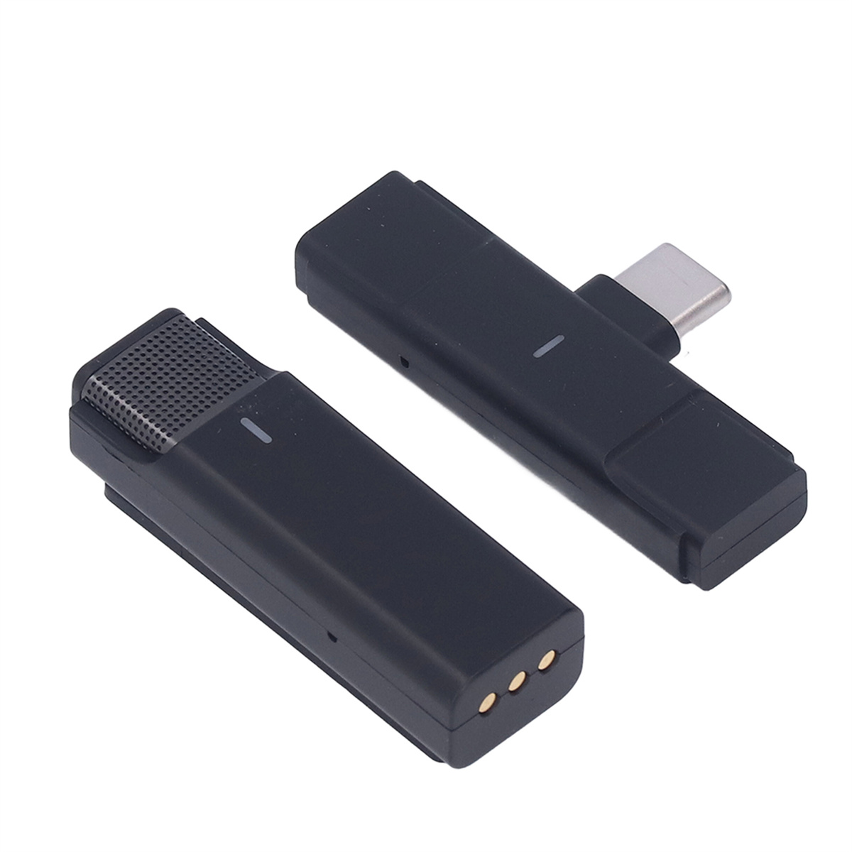 Zwei schwarze Audiosender mit Ladeanschluss, Mikrofon und USB-C-Anschluss.
