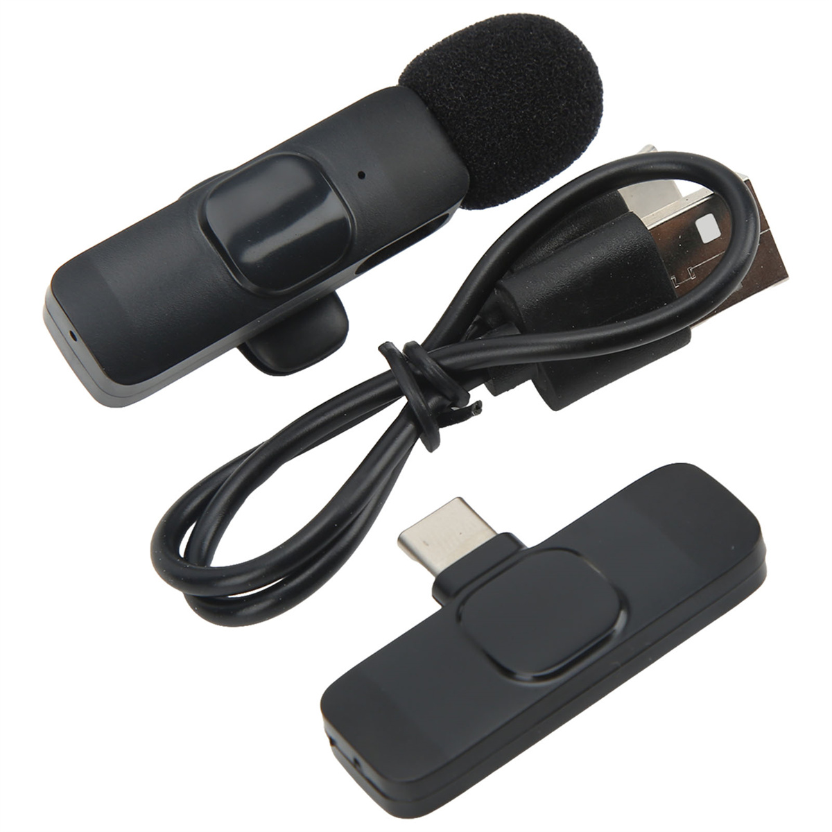 Schwarzes Mikrofon und ein schwarzes USB-Kabel und Adapter-Set.