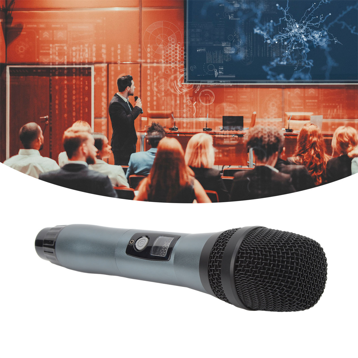 Ein Mann spricht in ein Mikrofon auf einer Konferenz, Publikum im Hintergrund.