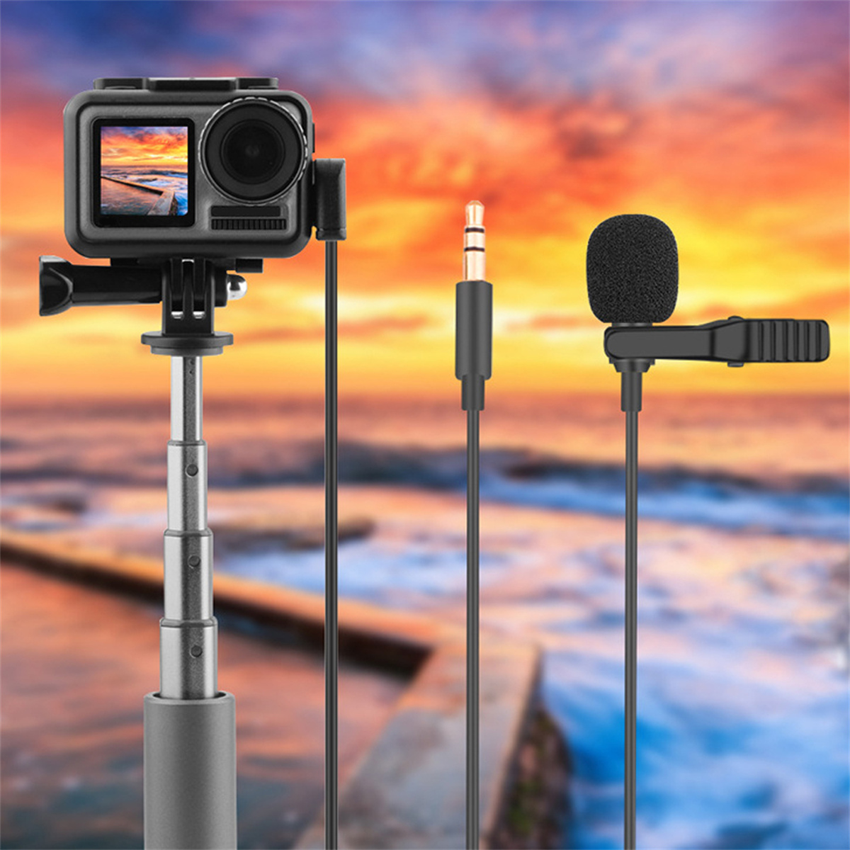 Action-Kamera am Selfie-Stick mit Mikrofon, Blick auf einen Pier.
