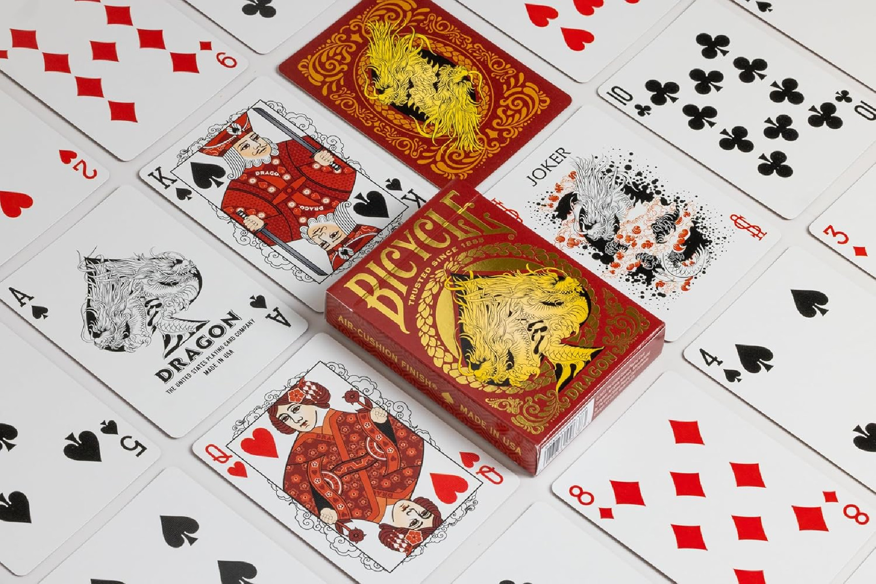 Ein Spiel Kartenspiel von Bicycle Dragon, auf weißem Untergrund ausgebreitet.